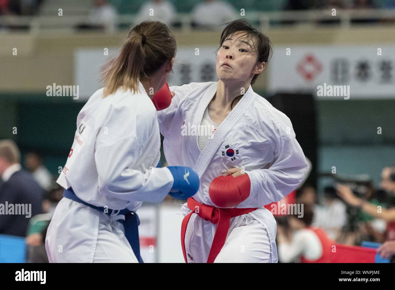 Tokyo, Giappone. 6 Sep, 2019. Tae Eun Ahn della Corea del Sud (rosso) combatte contro Assel Serikova del Kazakistan (blu) durante il giro di eliminazione della femmina del Kumite: -55 kg categoria al Karate1 Premier League Tokyo 2019. Il Karate1 Premier League si terrà dal 6 Settembre al 8 al Nippon Budokan. Il KarateÂ farà il suo debutto appearanceÂ presso il Tokyo 2020 giochi olimpici estivi. Assel Serikova ha vinto lo scontro. Credito: Rodrigo Reyes Marin/ZUMA filo/Alamy Live News Foto Stock