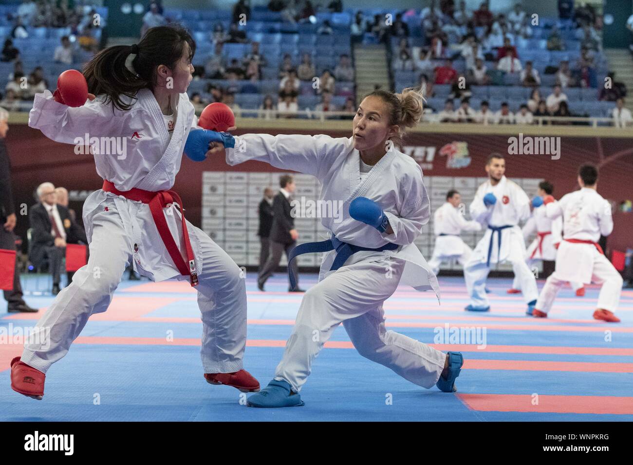 Tokyo, Giappone. 6 Sep, 2019. Tae Eun Ahn della Corea del Sud (rosso) combatte contro Assel Serikova del Kazakistan (blu) durante il giro di eliminazione della femmina del Kumite: -55 kg categoria al Karate1 Premier League Tokyo 2019. Il Karate1 Premier League si terrà dal 6 Settembre al 8 al Nippon Budokan. Il KarateÂ farà il suo debutto appearanceÂ presso il Tokyo 2020 giochi olimpici estivi. Assel Serikova ha vinto lo scontro. Credito: Rodrigo Reyes Marin/ZUMA filo/Alamy Live News Foto Stock