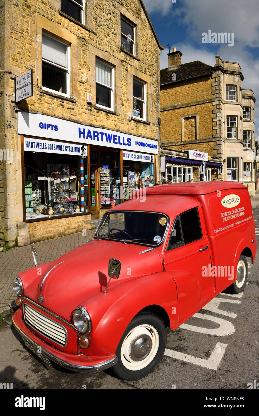 Red Morris classico Carrello a Hartwells negozio di ferramenta su High Street Bourton-nel-l'acqua in Cotswolds Inghilterra Foto Stock