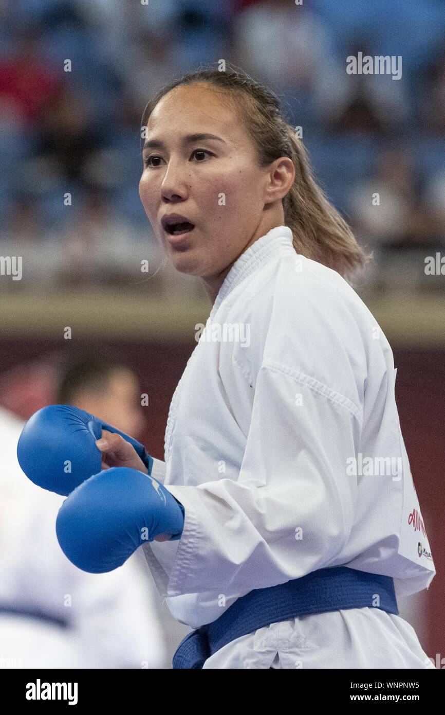 Tokyo, Giappone. 6 Sep, 2019. Assel Serikova del Kazakistan (blu) combatte contro il Tae Eun Ahn della Corea del Sud (rosso) durante il giro di eliminazione della femmina del Kumite: -55 kg categoria al Karate1 Premier League Tokyo 2019. Il Karate1 Premier League si terrà dal 6 Settembre al 8 al Nippon Budokan. Il KarateÂ farà il suo debutto appearanceÂ presso il Tokyo 2020 giochi olimpici estivi. Assel Serikova ha vinto lo scontro. Credito: Rodrigo Reyes Marin/ZUMA filo/Alamy Live News Foto Stock