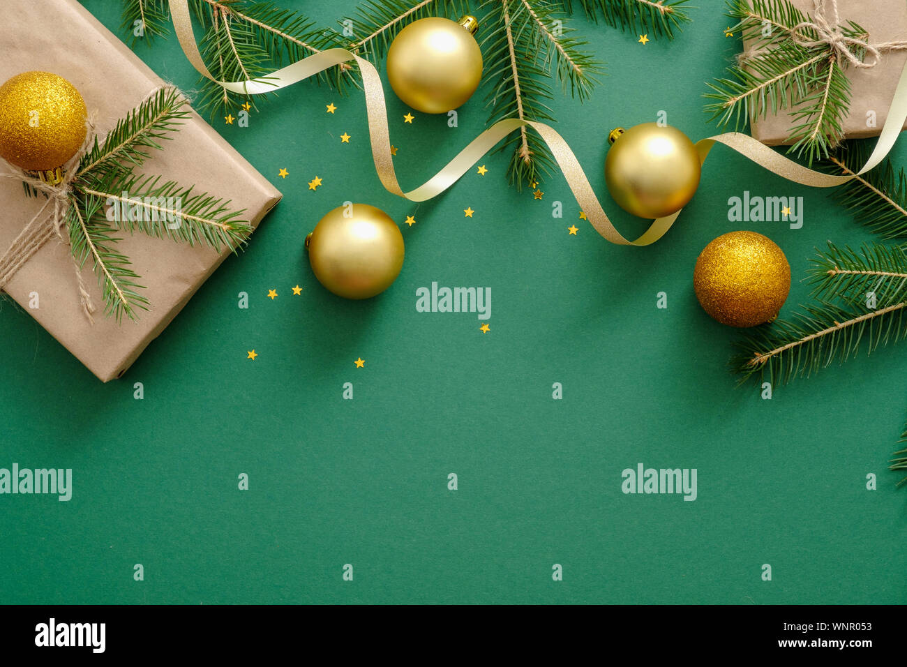 Natale flatlay composizione con le palle di Natale, regali, Abete rami, decorazione su sfondo verde. Appartamento laico, vista dall'alto, overhead. Xmas o Foto Stock