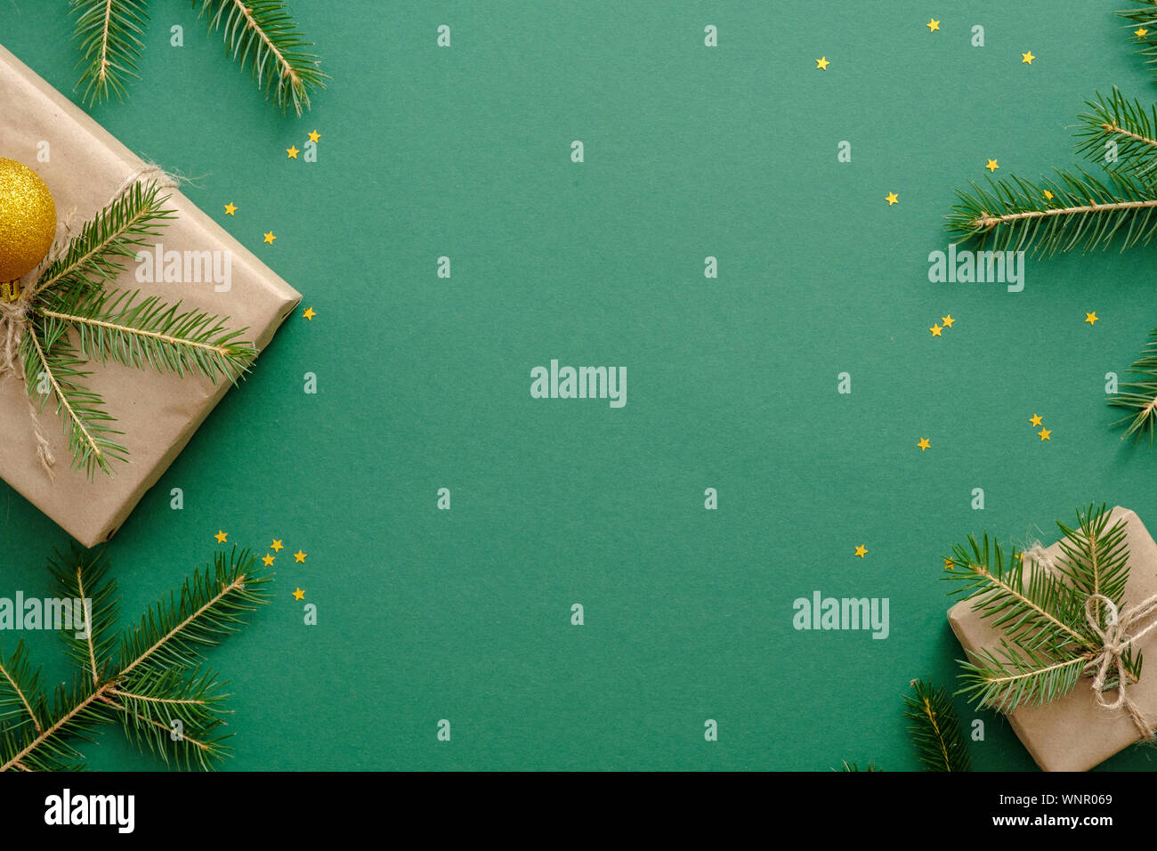 Natale flatlay composizione o il telaio con i regali di Natale, Abete rami, decorazione su sfondo verde. Appartamento laico, vista dall'alto, overhead. Xmas Foto Stock