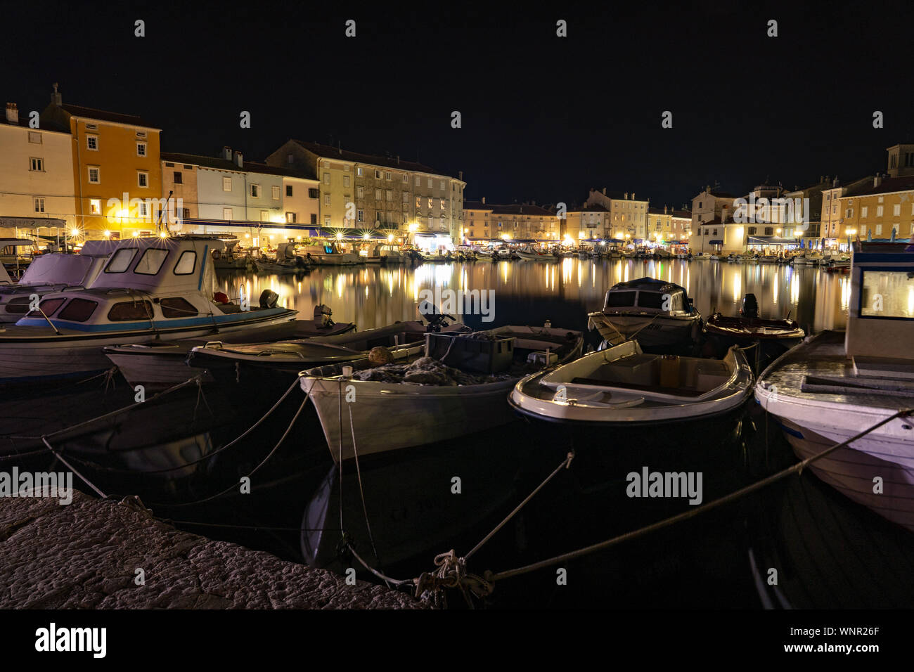 Città di Cres bay sull isola di Cherso di notte di riflessione acqua lunga esposizione Foto Stock