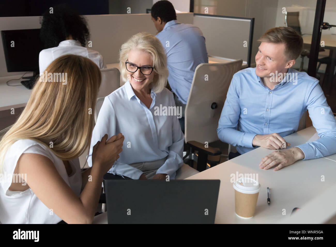 Sorridente colleghi parlare per condividere pensieri al lavoro Foto Stock