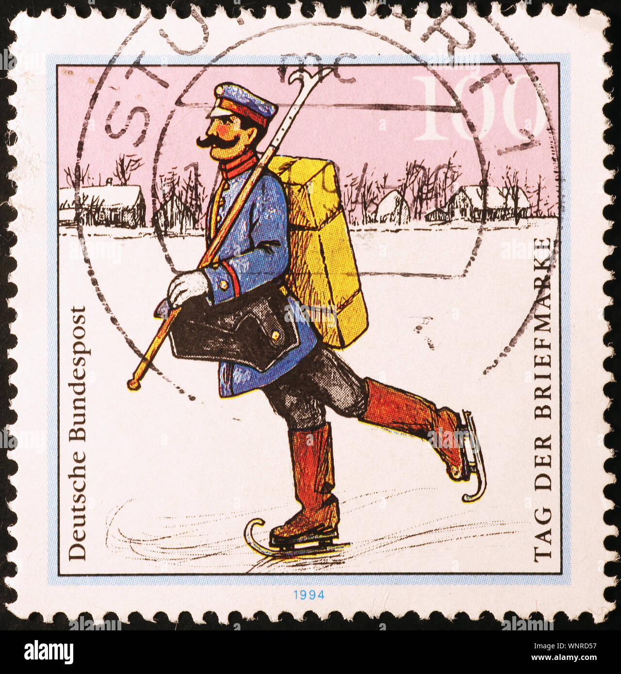 Portalettere con pattini da ghiaccio tedesco sul francobollo Foto Stock