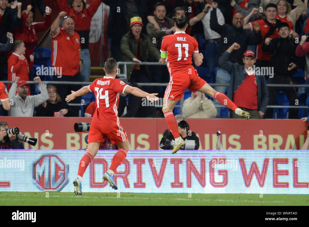 CARDIFF, Galles. 6 SETTEMBRE Gareth Bale del Galles punteggi con una testata e celebra durante UEFA EURO 2020 Gruppo E partita di qualificazione tra Galles e Azerbaigian al Cardiff City Stadium di Cardiff venerdì 6 settembre 2019. (Credit: Jeff Thomas | MI News) Credito: MI News & Sport /Alamy Live News Foto Stock