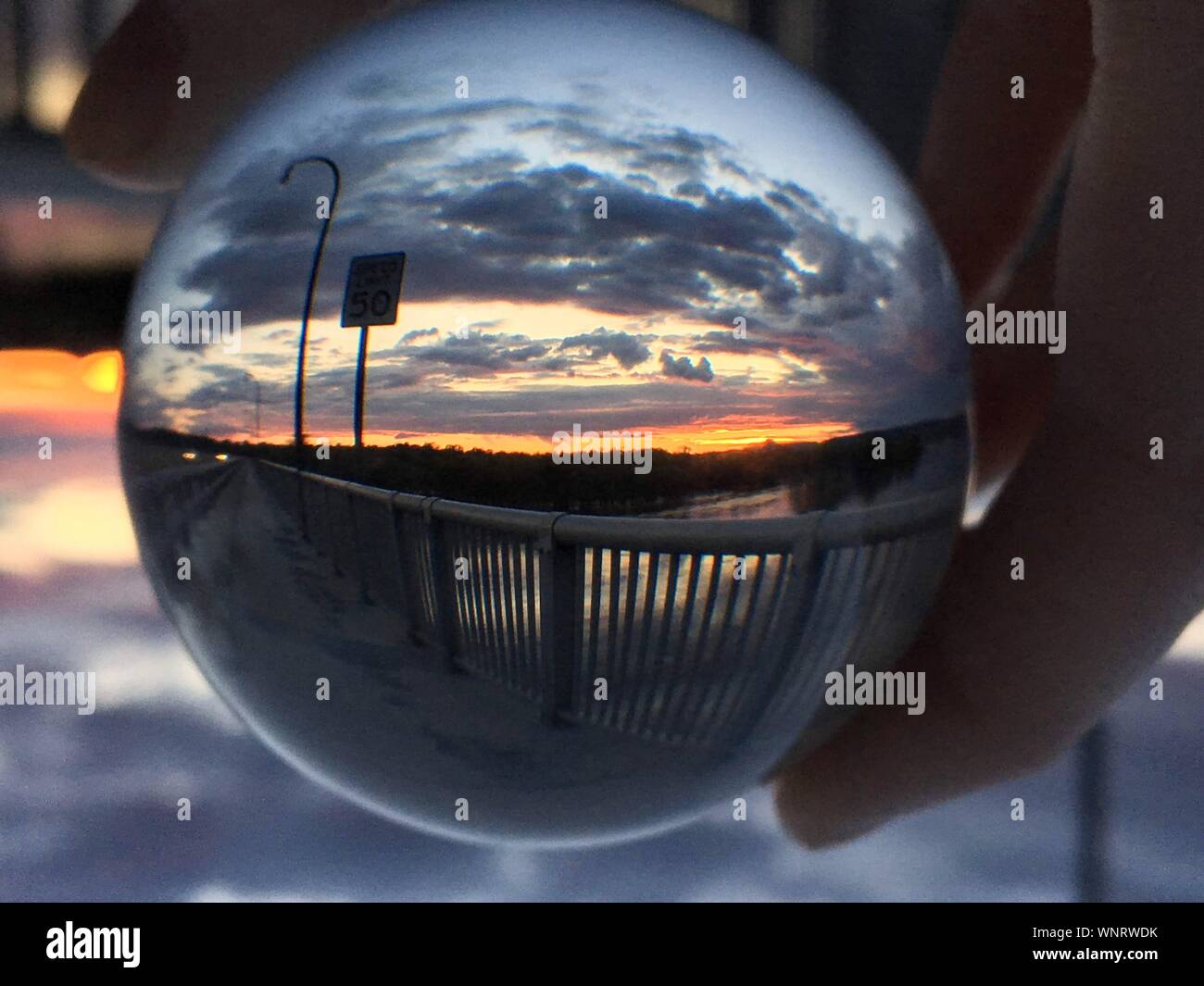 Utilizzando una sfera di cristallo per invertire un'immagine Foto Stock