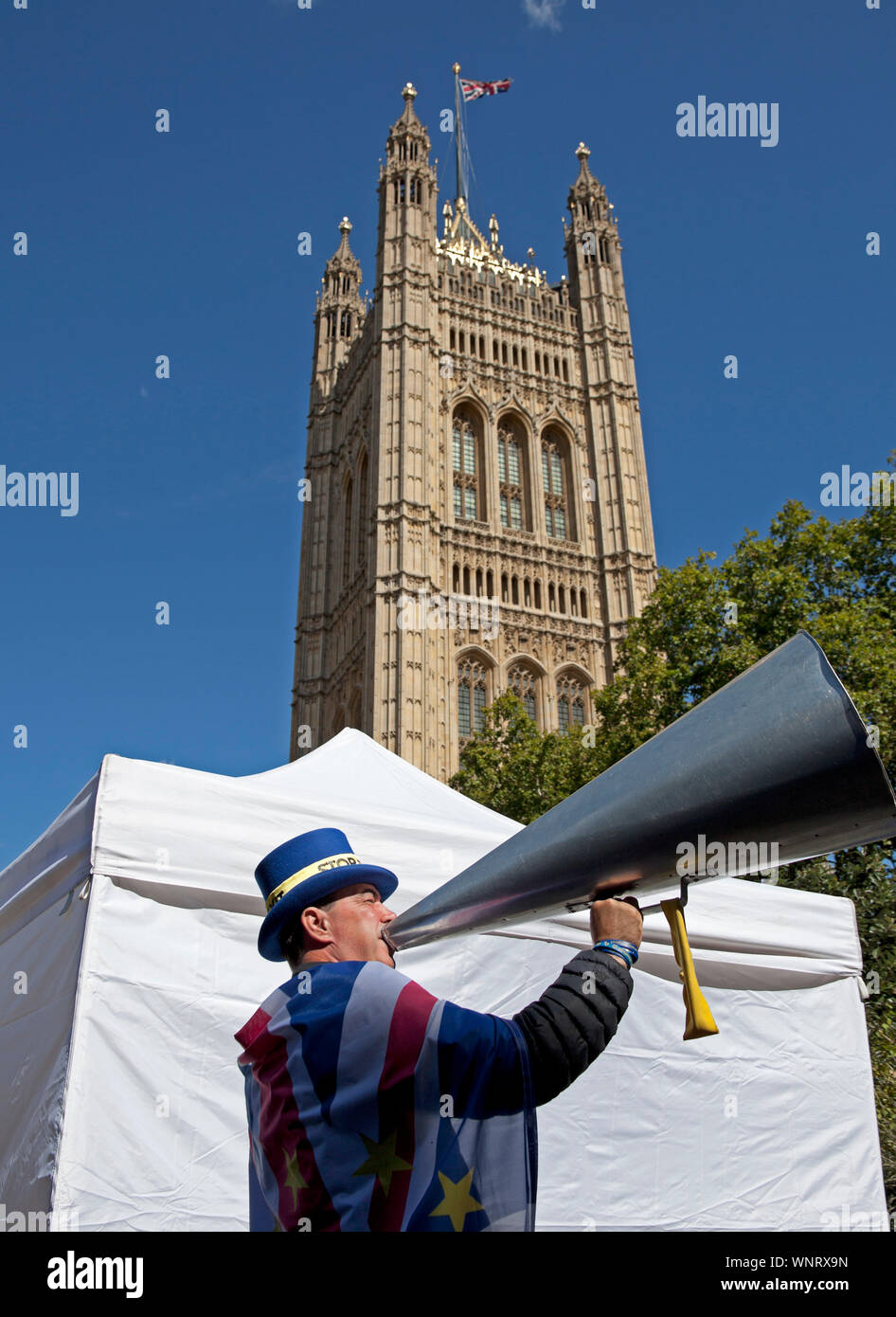 Steve Bray, con megafono, attivista, signor Stop Brexit, Westminster, London, England, Regno Unito Foto Stock