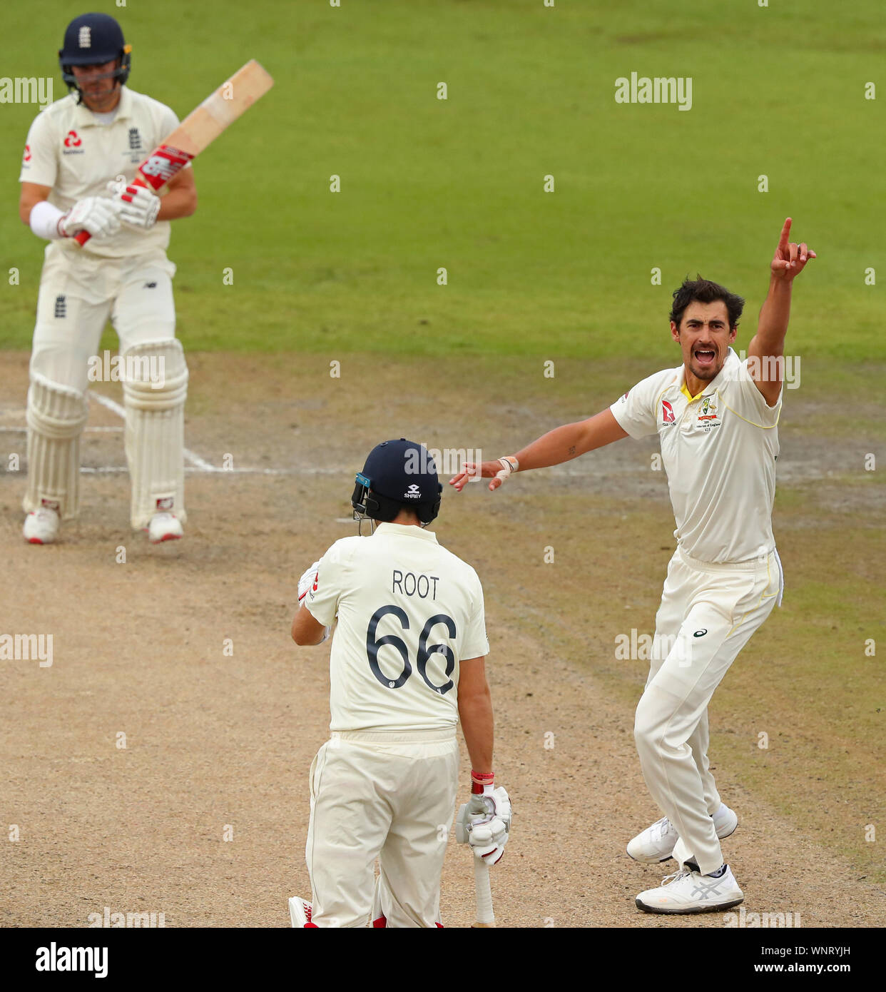 MANCHESTER, Inghilterra. 06 SETTEMBRE 2019: Starc Mitchell di Australia fa un tentativo non riuscito di appello per il paletto di Rory ustioni di Englandduring giorno tre del 4° Specsavers Ceneri Test Match, a Old Trafford Cricket Ground, Manchester, Inghilterra. Foto Stock