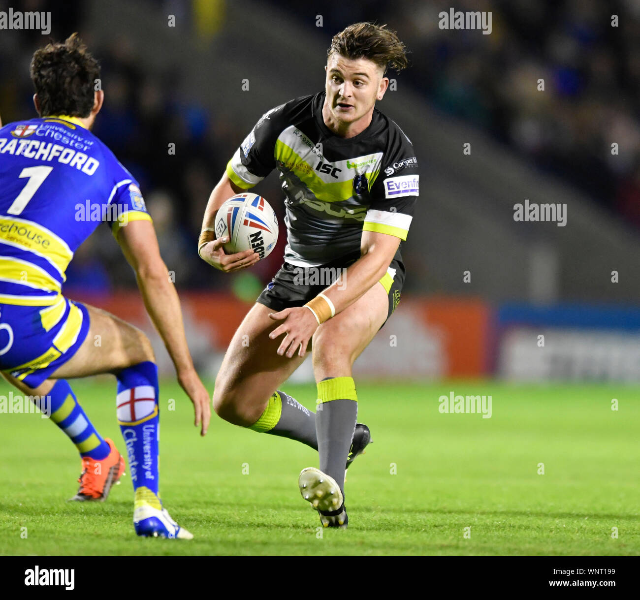 6 settembre 2019; Halliwell Jones Stadium, Warrington, Lancashire, Inghilterra; Betfred Super League Rugby, Warrington lupi rispetto a Wakefield Trinità; Giordania Crowther di Wakefield Trinity corre verso Stefan Ratchford di Warrington lupi - solo uso editoriale. Foto Stock