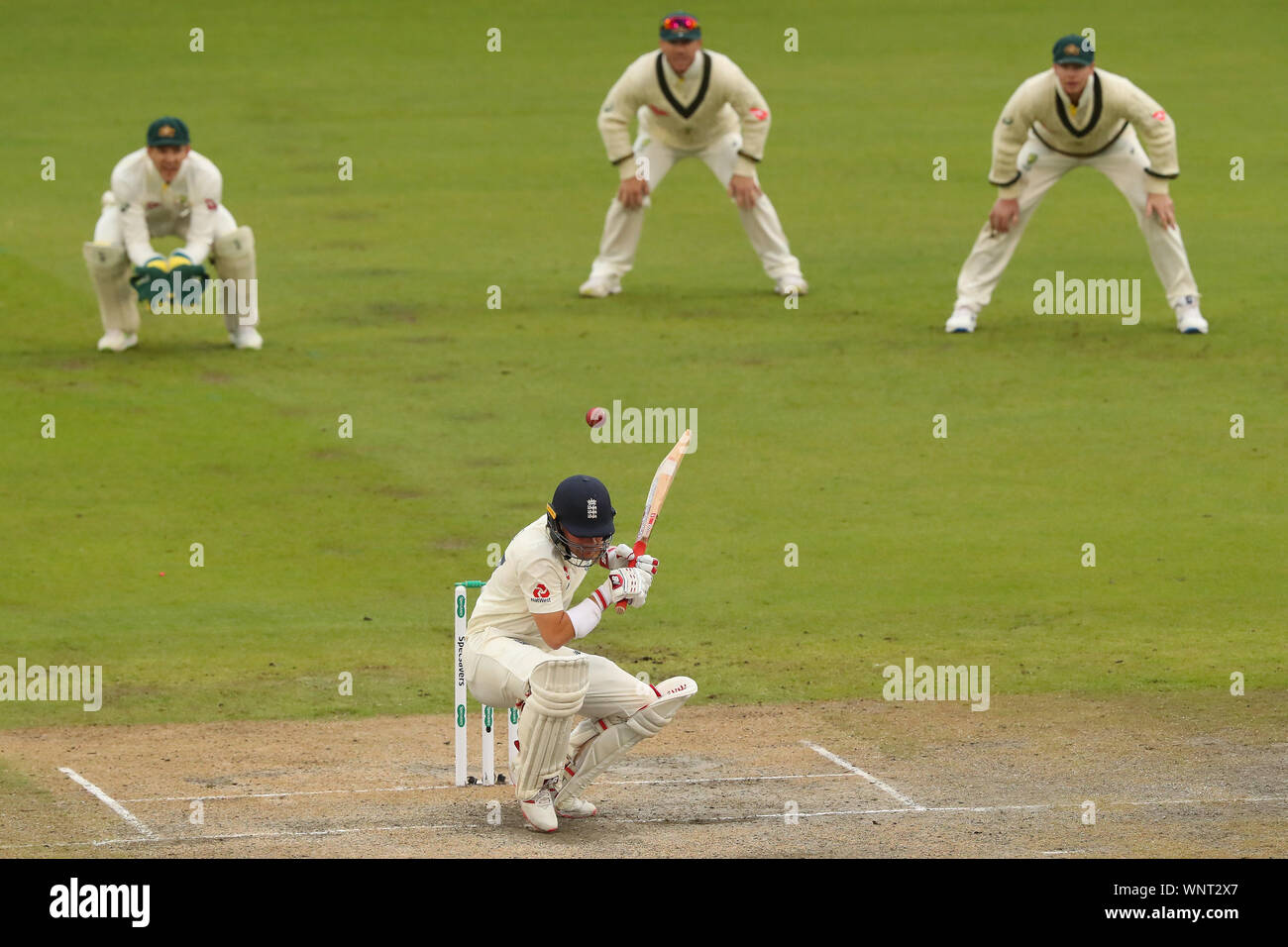 MANCHESTER, Inghilterra. 06 SETTEMBRE 2019: Rory ustioni di Inghilterra anatre sotto una breve acuto off a sfera il bowling di Pat di Cummins Australia durante il giorno e tre la quarta Specsavers Ceneri Test Match, a Old Trafford Cricket Ground, Manchester, Inghilterra. Foto Stock