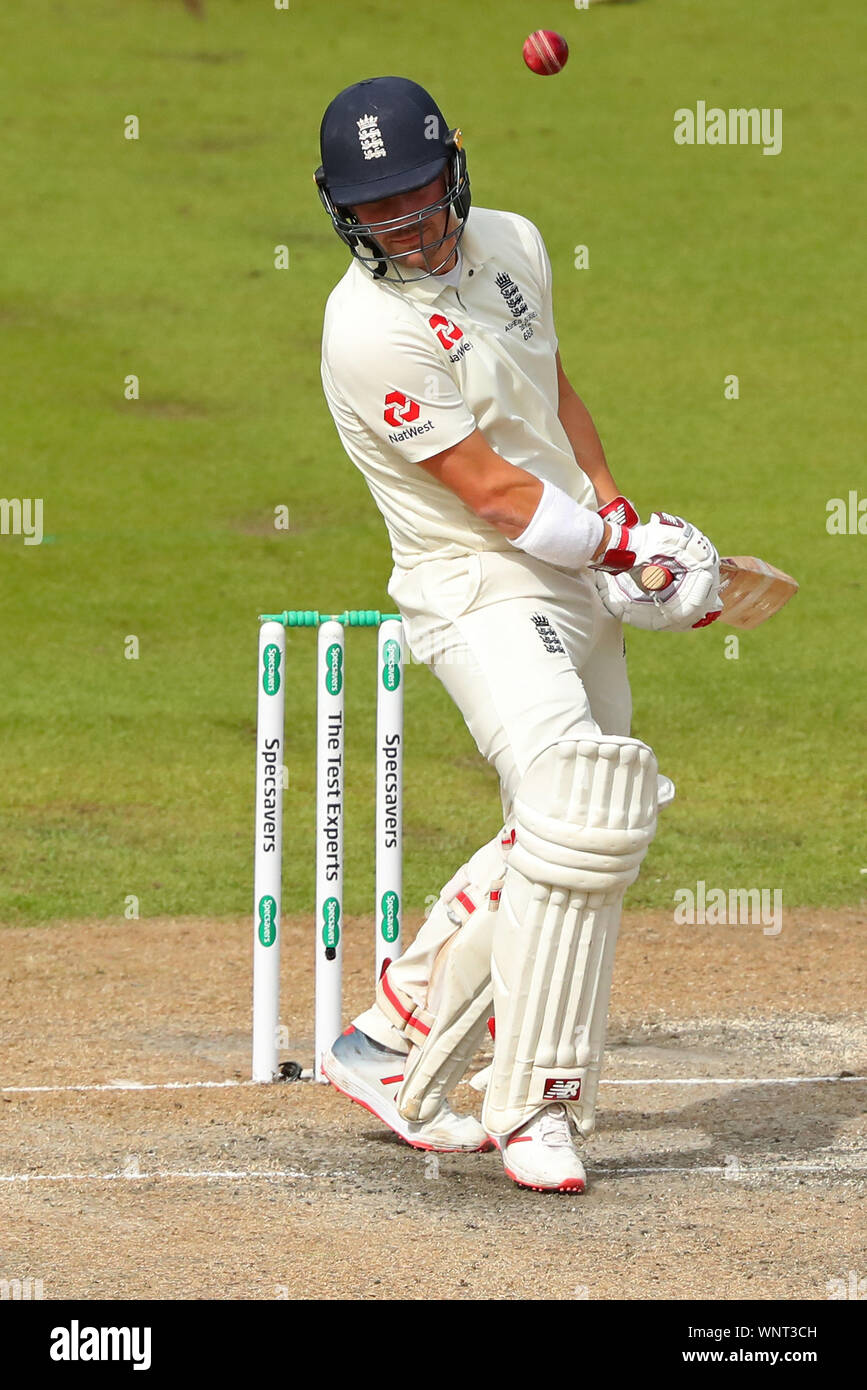 MANCHESTER, Inghilterra. 06 SETTEMBRE 2019: Rory ustioni di Inghilterra evita una palla alta durante il giorno e tre la quarta Specsavers Ceneri Test Match, a Old Trafford Cricket Ground, Manchester, Inghilterra. Foto Stock