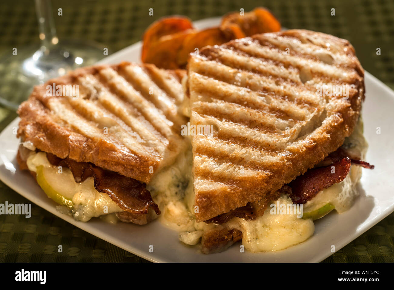 Grigliata di formaggio blu e Fontina Panini Foto Stock