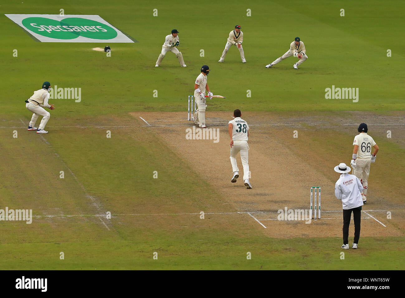 MANCHESTER, Inghilterra. 06 SETTEMBRE 2019: Rory ustioni di Inghilterra gioca un colpo ed è catturata da Steve Smith off il bowling di Josh Hazlewood di Australia durante il giorno e tre la quarta Specsavers Ceneri Test Match, a Old Trafford Cricket Ground, Manchester, Inghilterra. Foto Stock