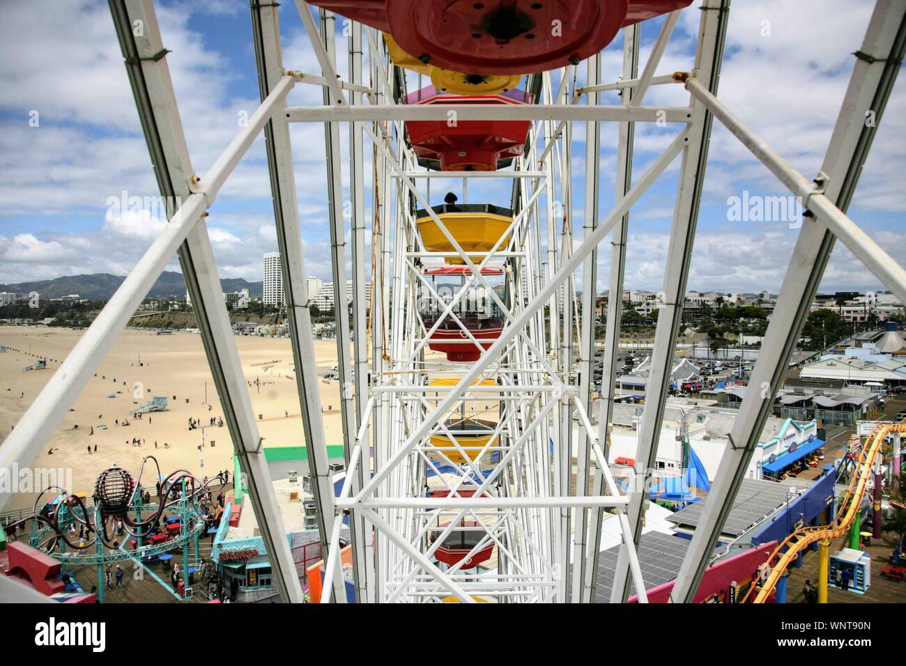 Seduto sulla ruota panoramica sul molo di Santa Monica a Los Angeles, CALIFORNIA Foto Stock