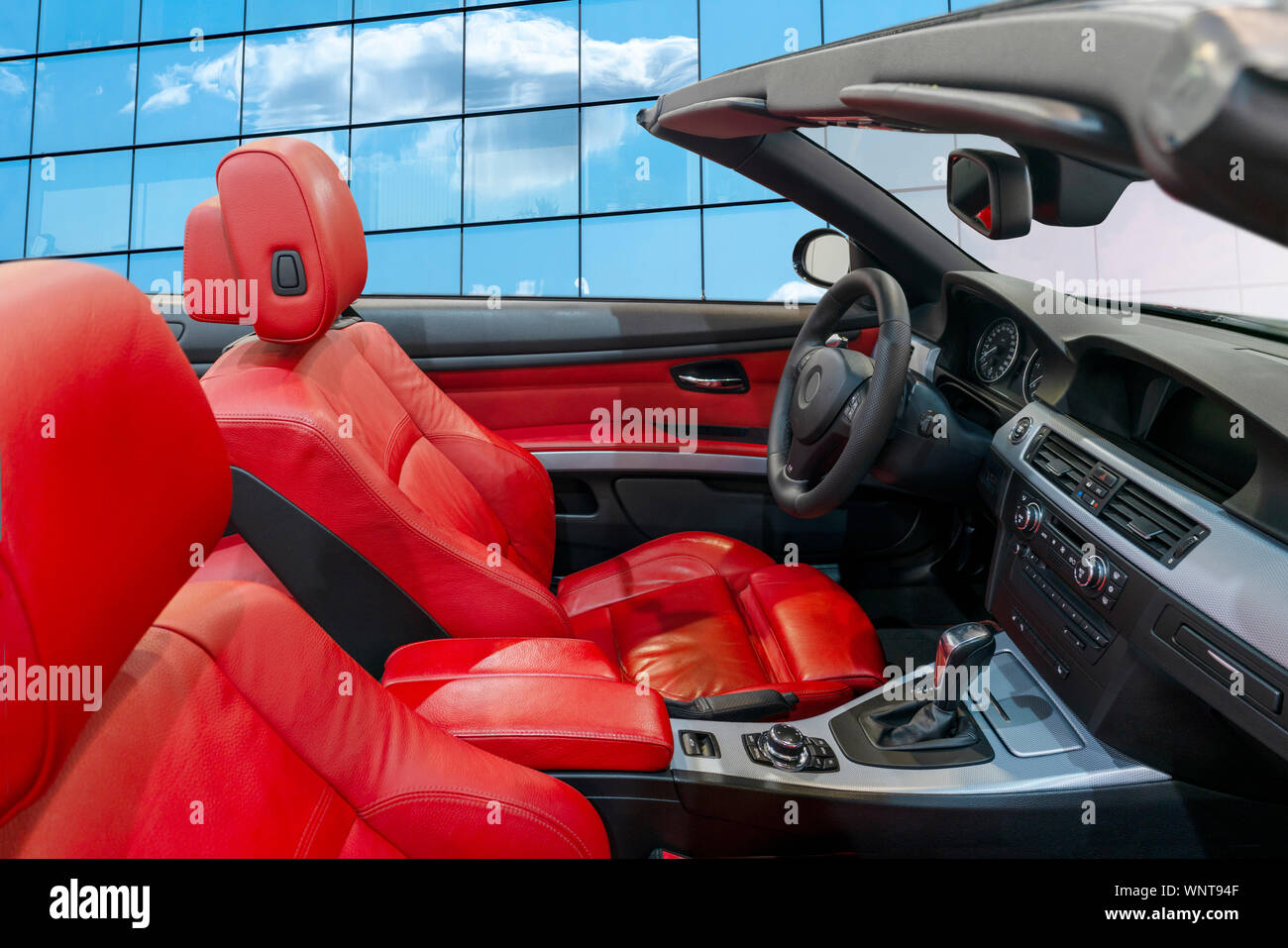 Interno di una macchina moderna con rosso sedili in pelle Foto Stock