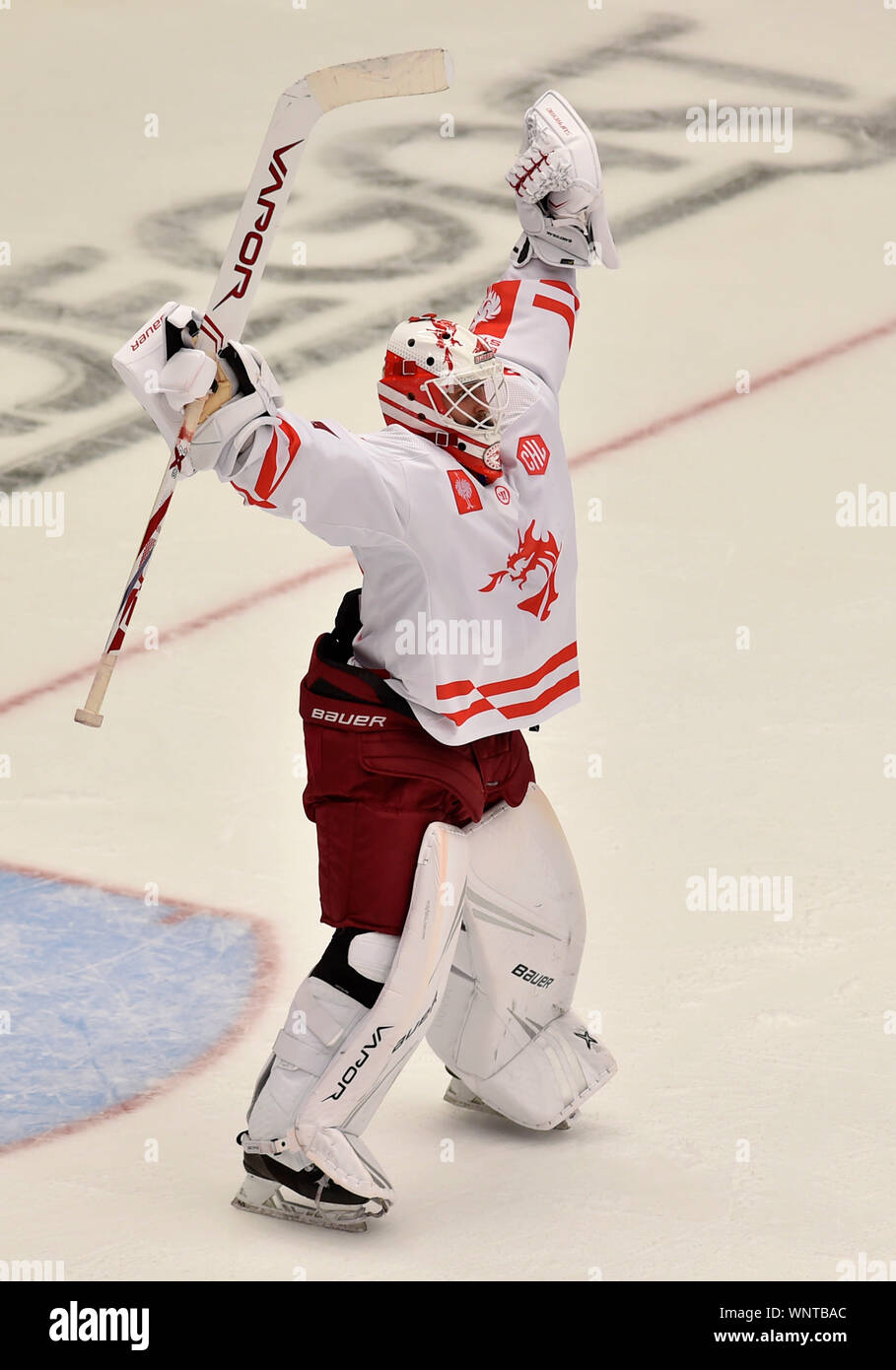 Trinec, Repubblica Ceca. 06 Sep, 2019. Portiere di Trinec Patrik Bartosak celebra una vittoria dopo l'Hockey su Ghiaccio Champions League gruppo D match: HC Ocelari Trinec vs Lahti pellicani in Trinec, Repubblica Ceca, 6 settembre 2019. Credito: Jaroslav Ozana/CTK foto/Alamy Live News Foto Stock