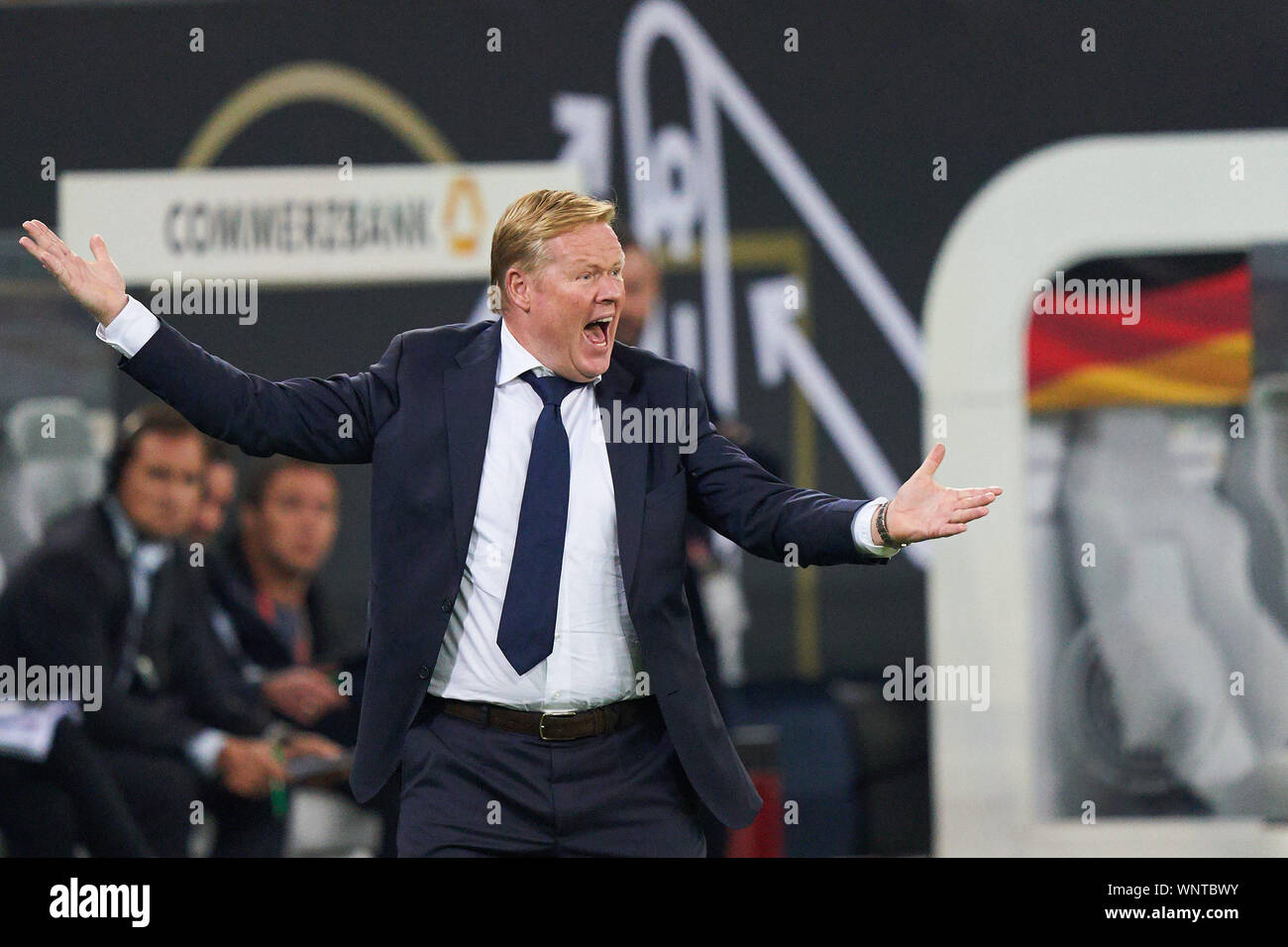 Amburgo, Germania. 06 Sep, 2019. Ronald KOEMAN, NL Trainer Tifo, gioia, emozioni, celebrando, ridere, tifo, rallegratevi, sistemando i bracci, stringendo il pugno, celebrare, celebrazione Torjubel, Germania - Olanda Calcio 2021 qualifica stagione 2019/2020, EM-Qualifikation Gruppo C ad Amburgo in Germania, Settembre 06, 2019. Credito: Peter Schatz/Alamy Live News Foto Stock