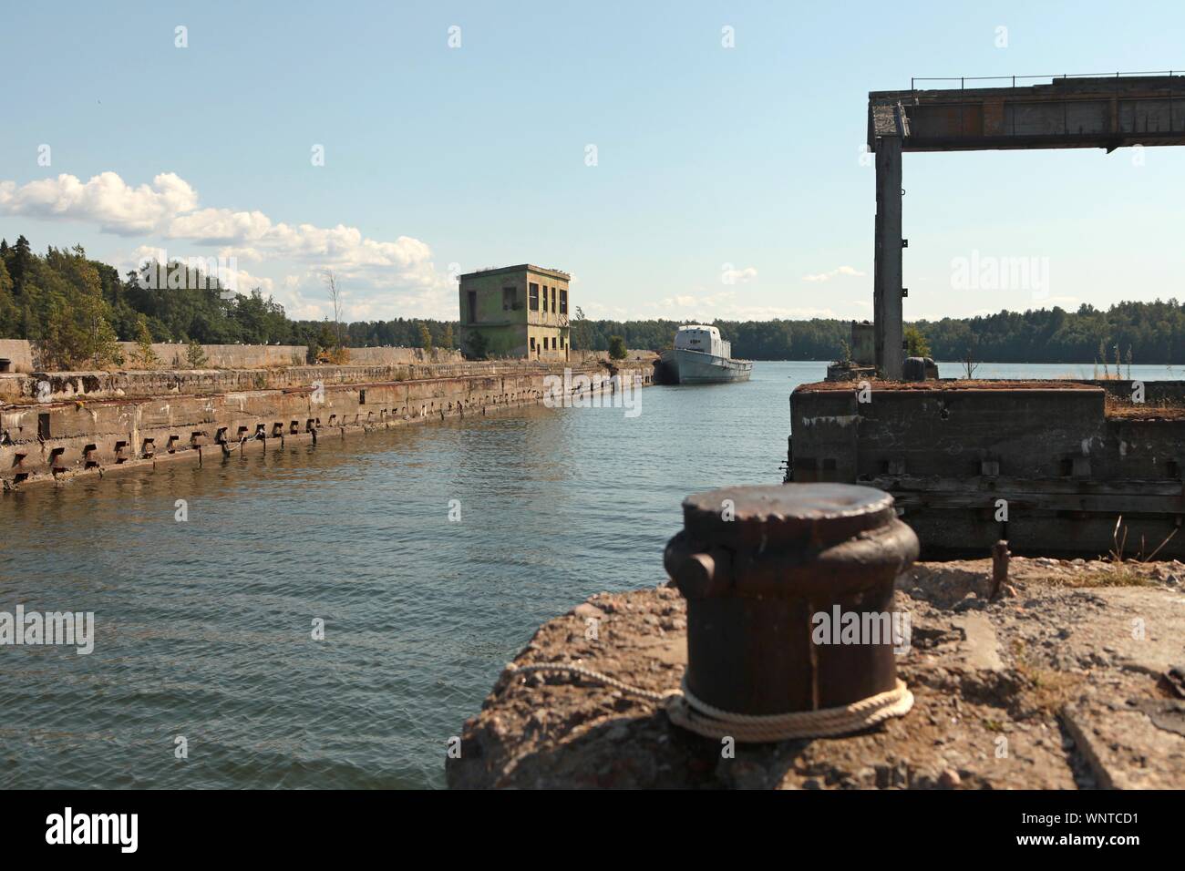 Hara, Estonia - 9 Giugno 2019: abbandonati sottomarini sovietici base di riparazione a Hara Harbour, costa nord dell Estonia, il Mar Baltico in estate Foto Stock