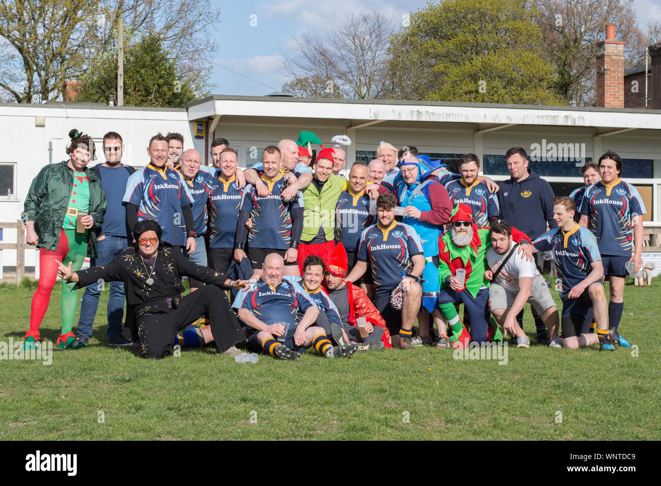 Amateur rugby club in tour, celebrando in costume dopo aver giocato una partita amichevole Foto Stock