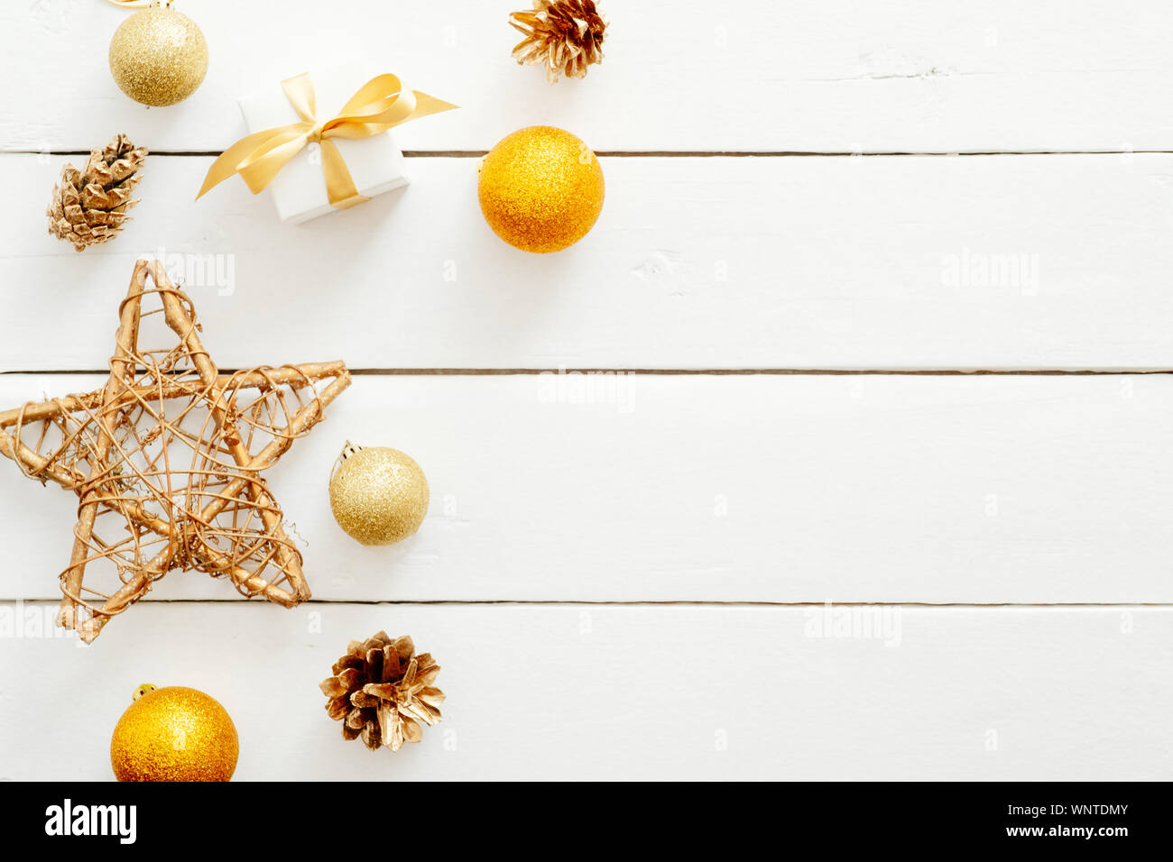 Composizione Flatlay con golden decorazioni natalizie e ornamenti in legno bianco sullo sfondo. Appartamento laico, vista dall'alto, copia dello spazio. Natale, Capodanno, w Foto Stock
