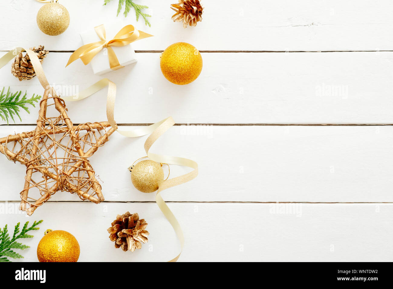 Composizione Flatlay con golden decorazioni di Natale e rami di abete bianco su sfondo di legno. Appartamento laico, vista dall'alto, copia dello spazio. Natale e Capodanno Foto Stock