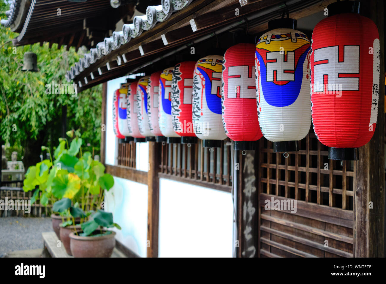 Lanterne colorate intorno a un santuario di Adashino Nenbutsuji tempio sulla periferia di Arashiyama, Kyoto, Giappone. Foto Stock