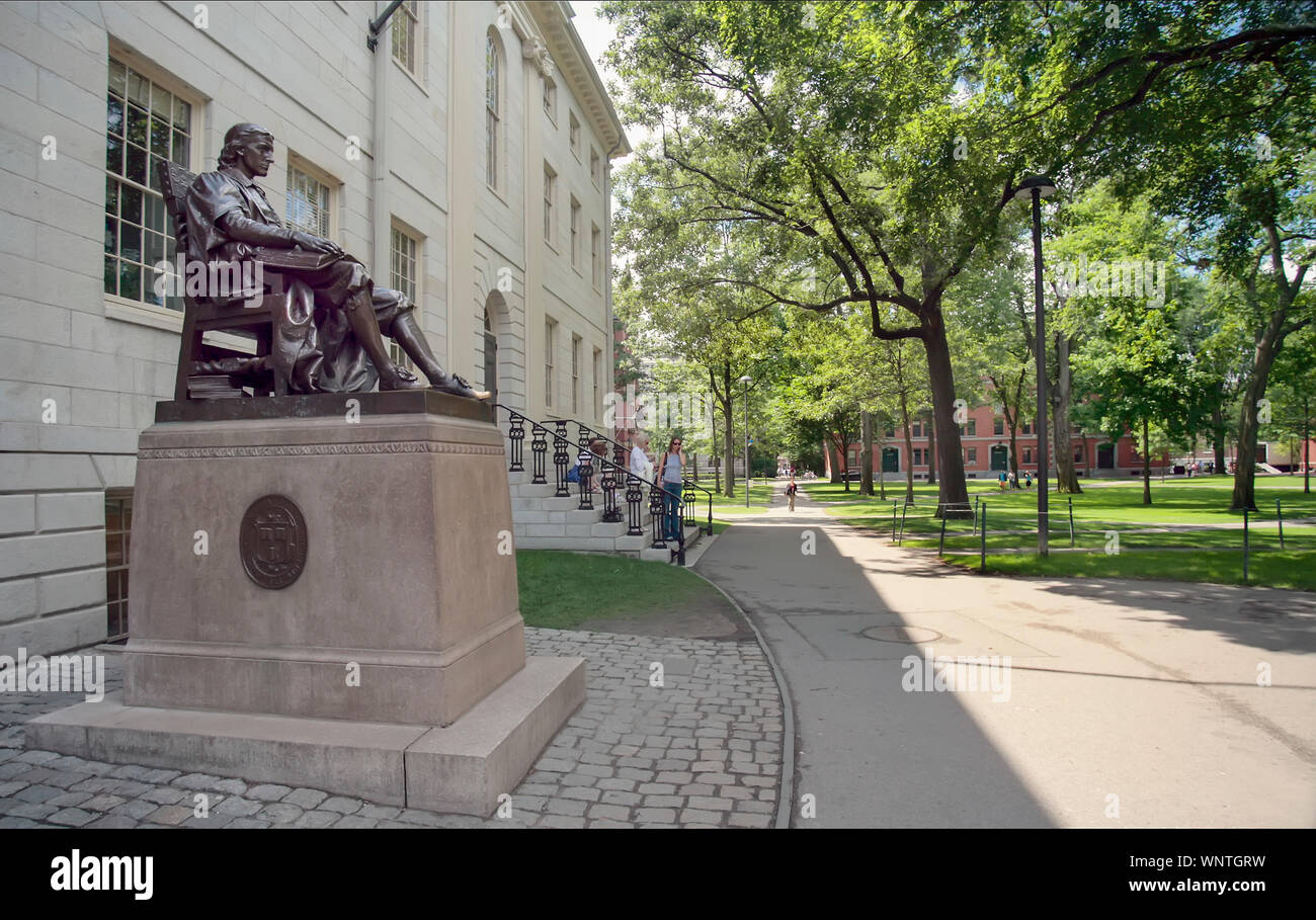 Statua di John Harvard all'Università di Harvard, Cambridge, Massachusetts, USA Foto Stock