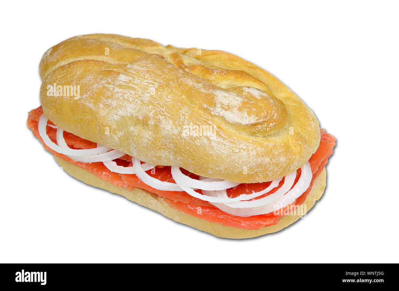 Sandwich con salmone affumicato e anelli di cipolla, vicino, isolati su sfondo bianco Foto Stock