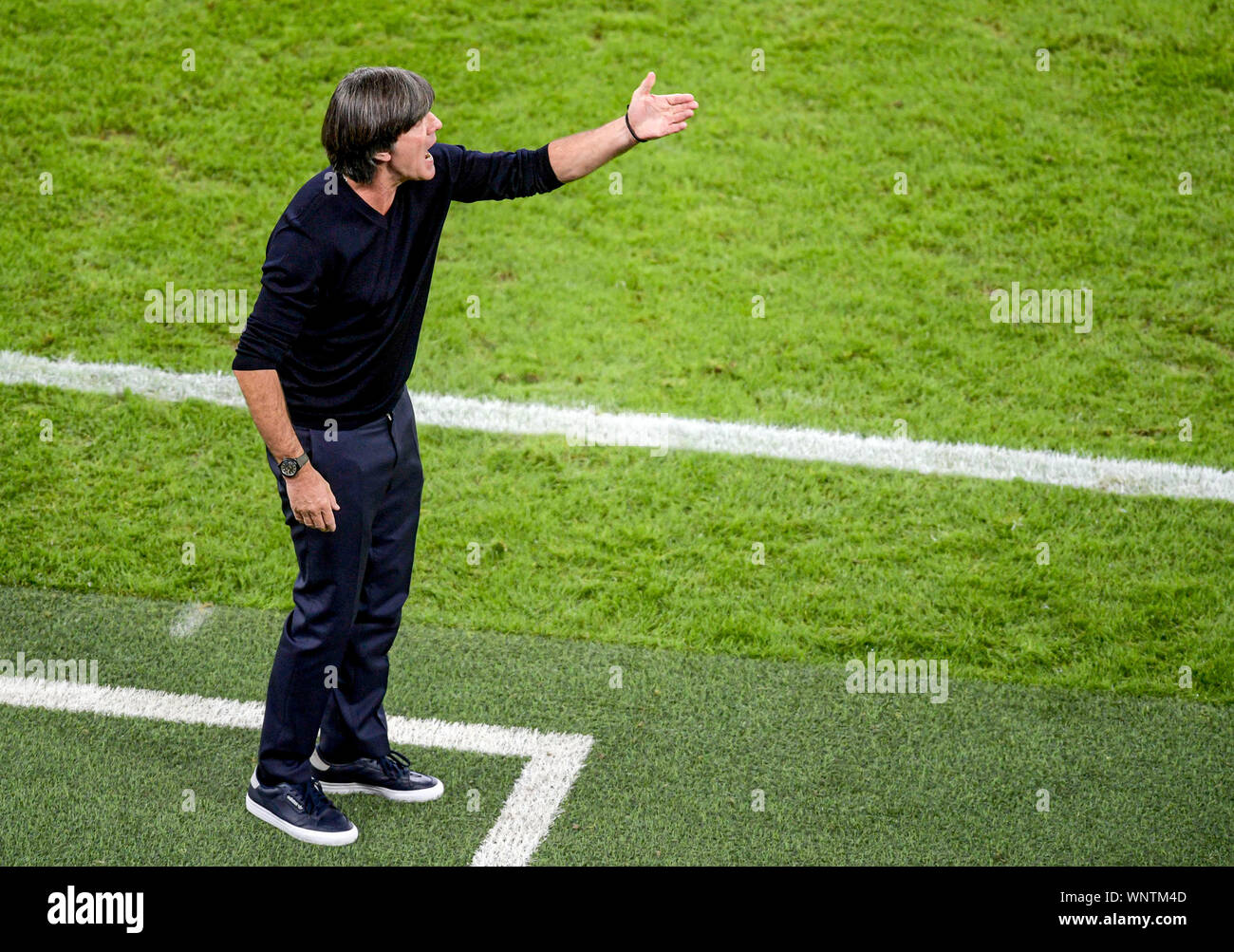 06 settembre 2019, Amburgo: Calcio: Campionato Europeo di qualificazione, Germania - Paesi Bassi, fase di gruppo, gruppo C, 5° giornata. Allenatore nazionale Joachim Löw fornisce le istruzioni. Foto: Axel Heimken/dpa Foto Stock