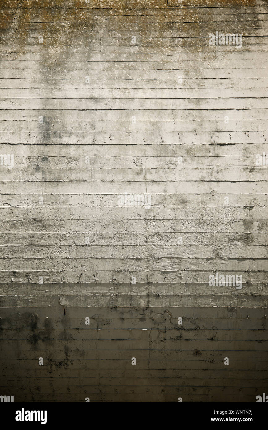 Dettaglio di un calcestruzzo canale per il trasporto di acqua. Foto Stock