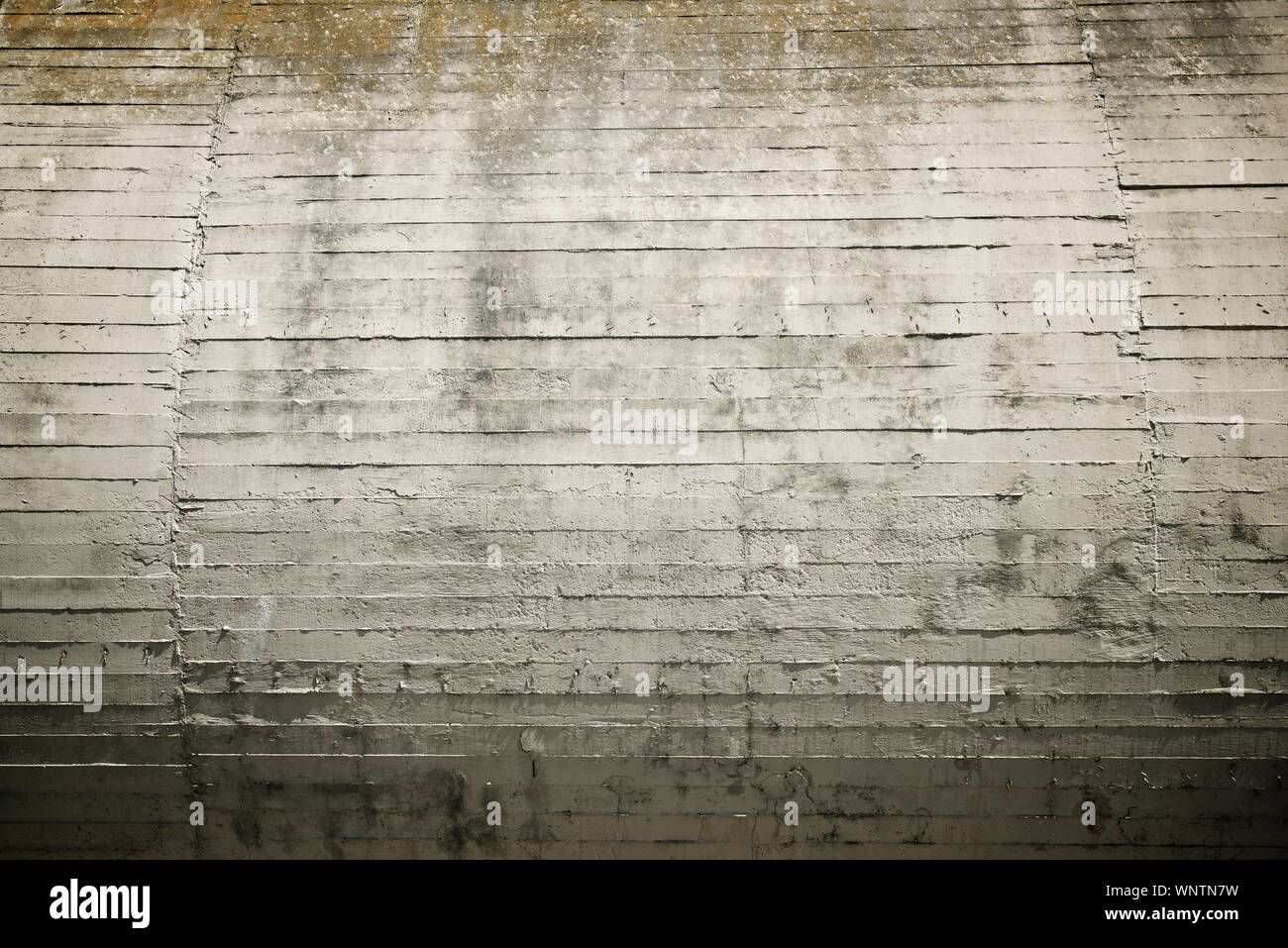 Dettaglio di un calcestruzzo canale per il trasporto di acqua. Foto Stock