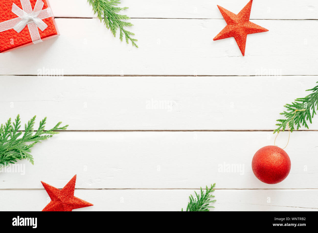 Composizione di natale. Cornice fatta di decorazioni di Natale, palle rosse. stelle, Abete rami di legno su sfondo bianco. Natale, Capodanno, inverno Foto Stock