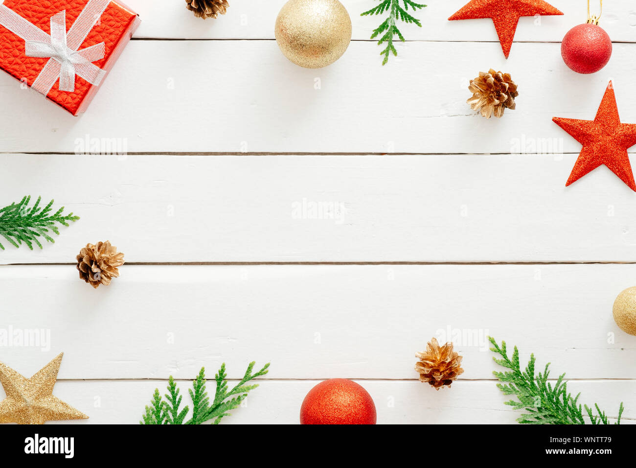 Composizione di natale. Rosso di regali, decorazioni, Abete rami, pigne di legno su sfondo bianco. Natale, vacanza invernale, anno nuovo concetto. Foto Stock