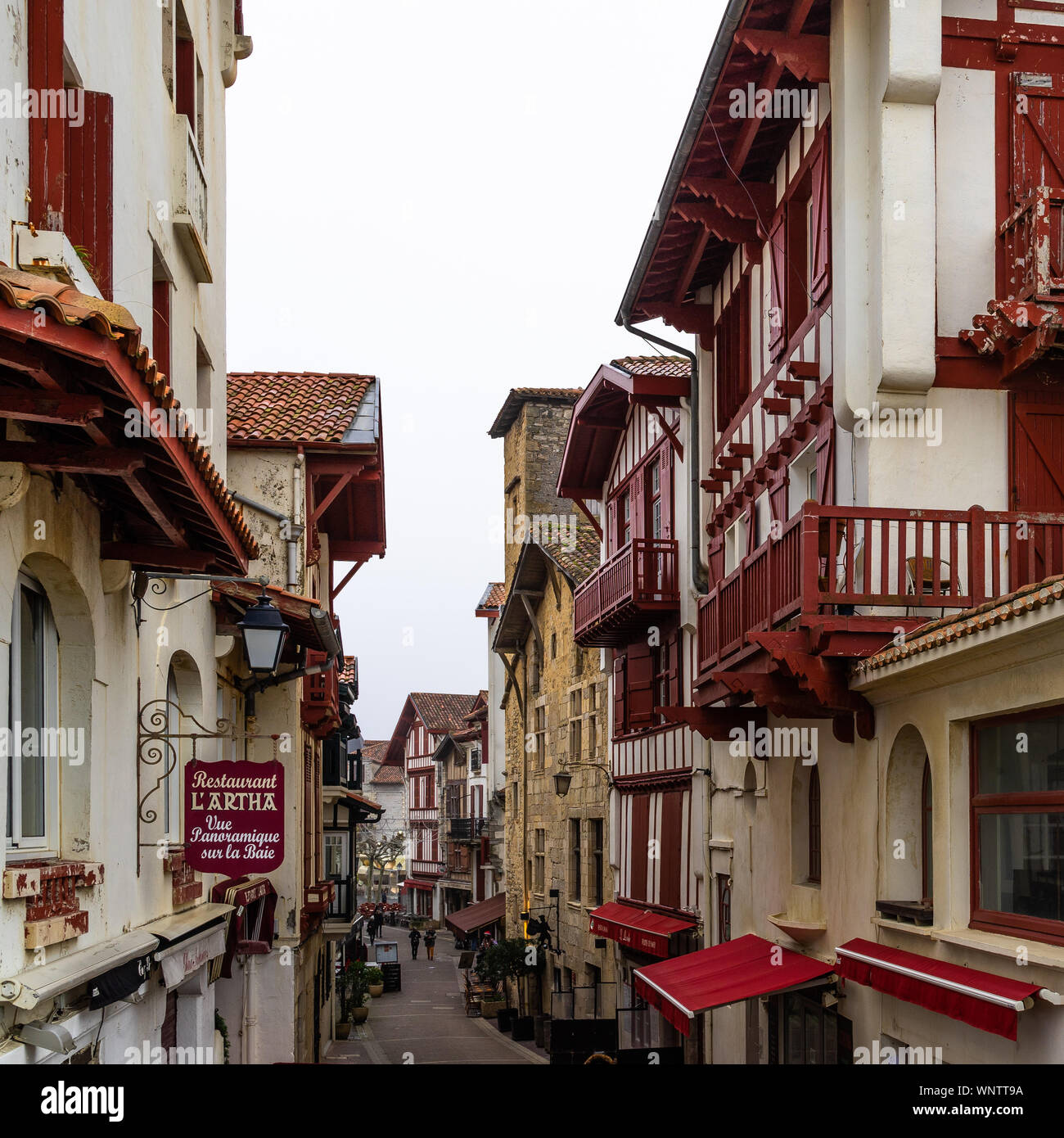 Vista di Saint Jean de Luz città vecchia con metà tipici edifici con travi di legno. Saint Jean de Luz, Francia, Gennaio 2019 Foto Stock