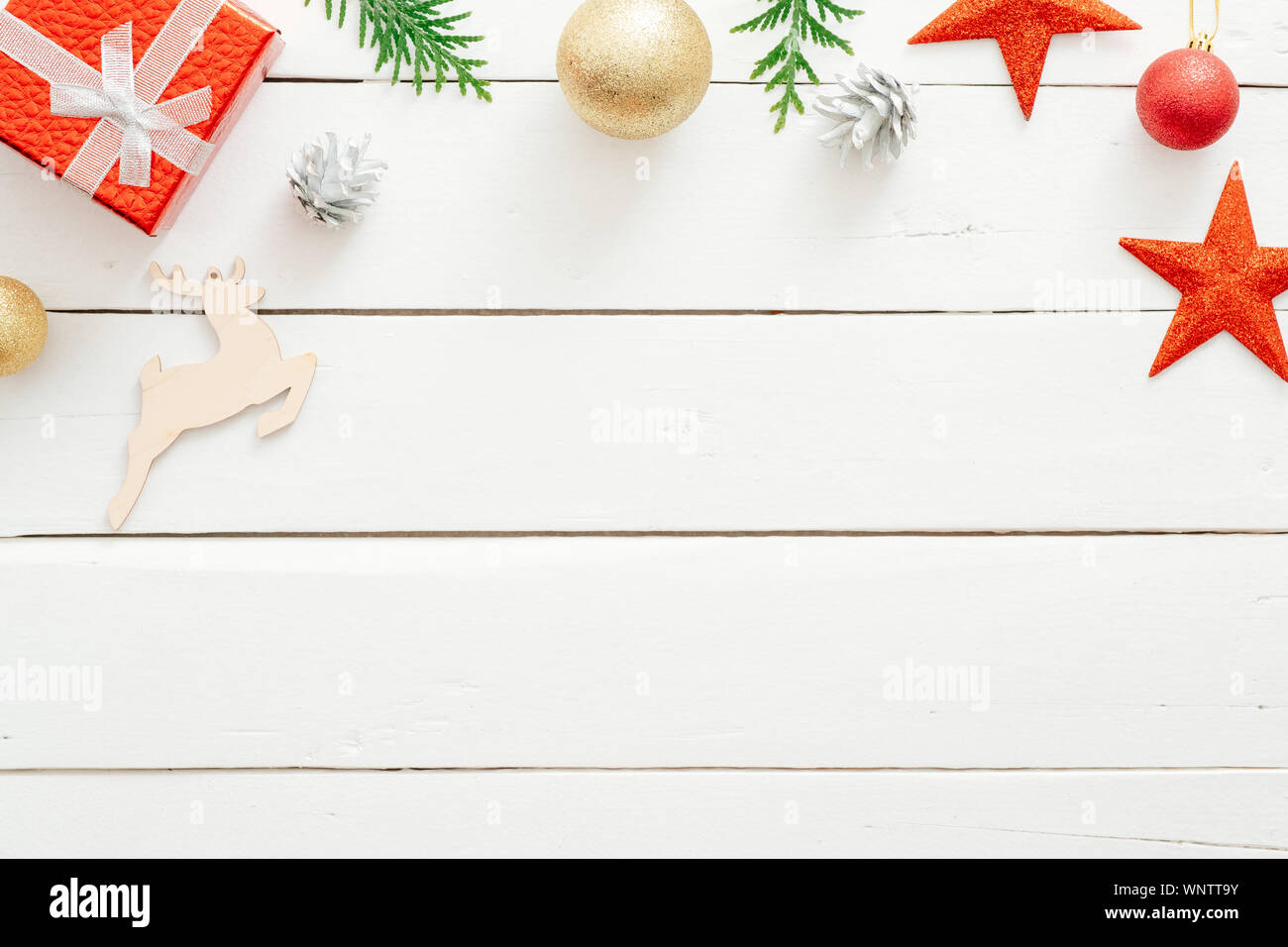 Composizione di natale. Telaio di Natale fatto di confine della confezione regalo rossa, stelle, ornamenti in legno su sfondo bianco. Biglietto di auguri Modello, vacanze invernali Foto Stock