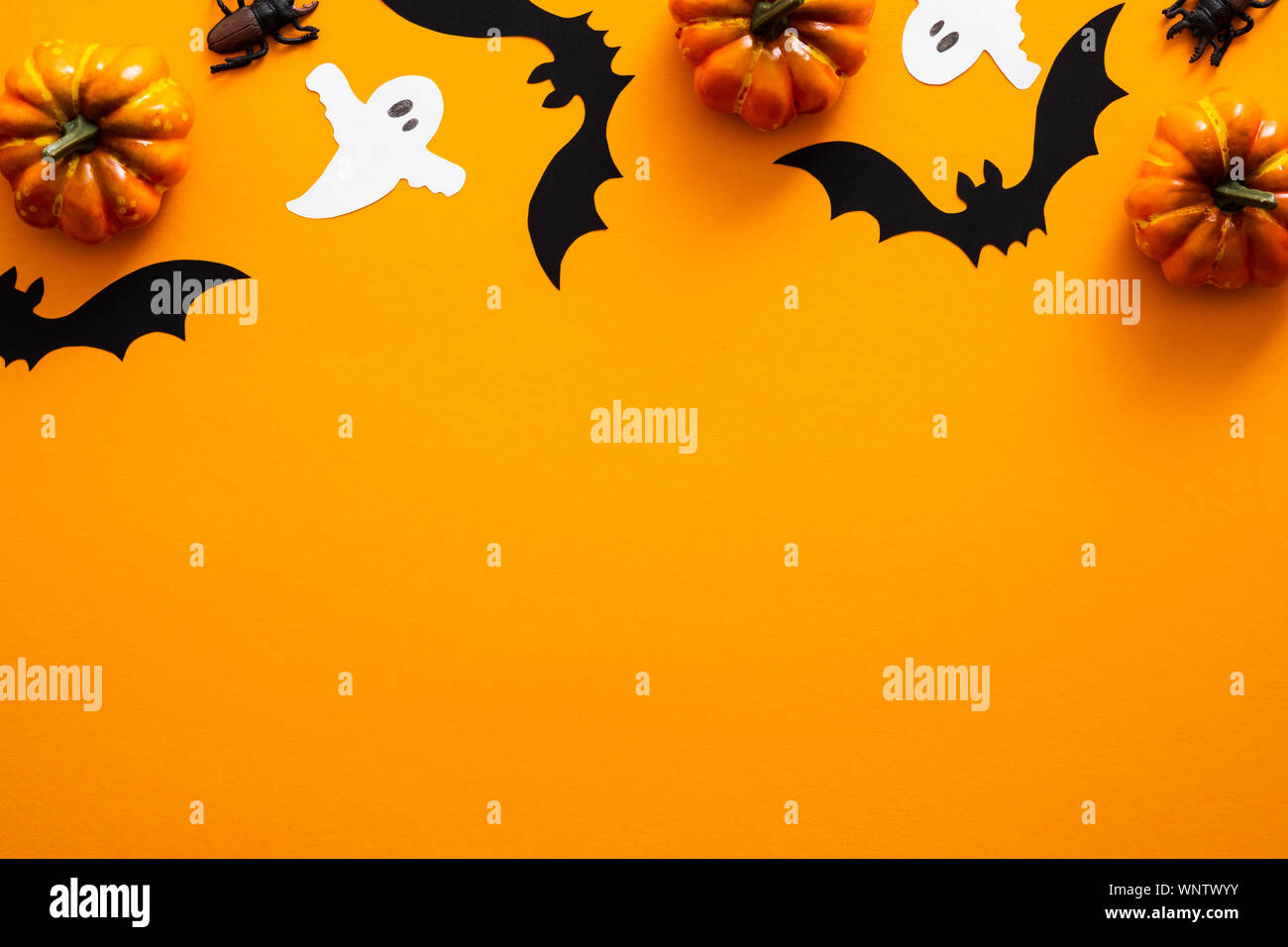 Happy Halloween Concetto Di Vacanza Decorazioni Di Halloween Zucche Pipistrelli Fantasmi Su Sfondo Arancione Festa Di Halloween Biglietto Di Auguri Mockup Con Copia Sp Foto Stock Alamy