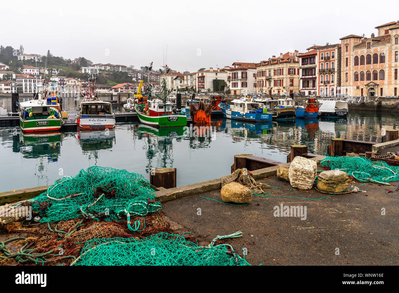 Barche da pesca e reti da pesca a Saint Jean de Luz Harbour, Francia Foto Stock