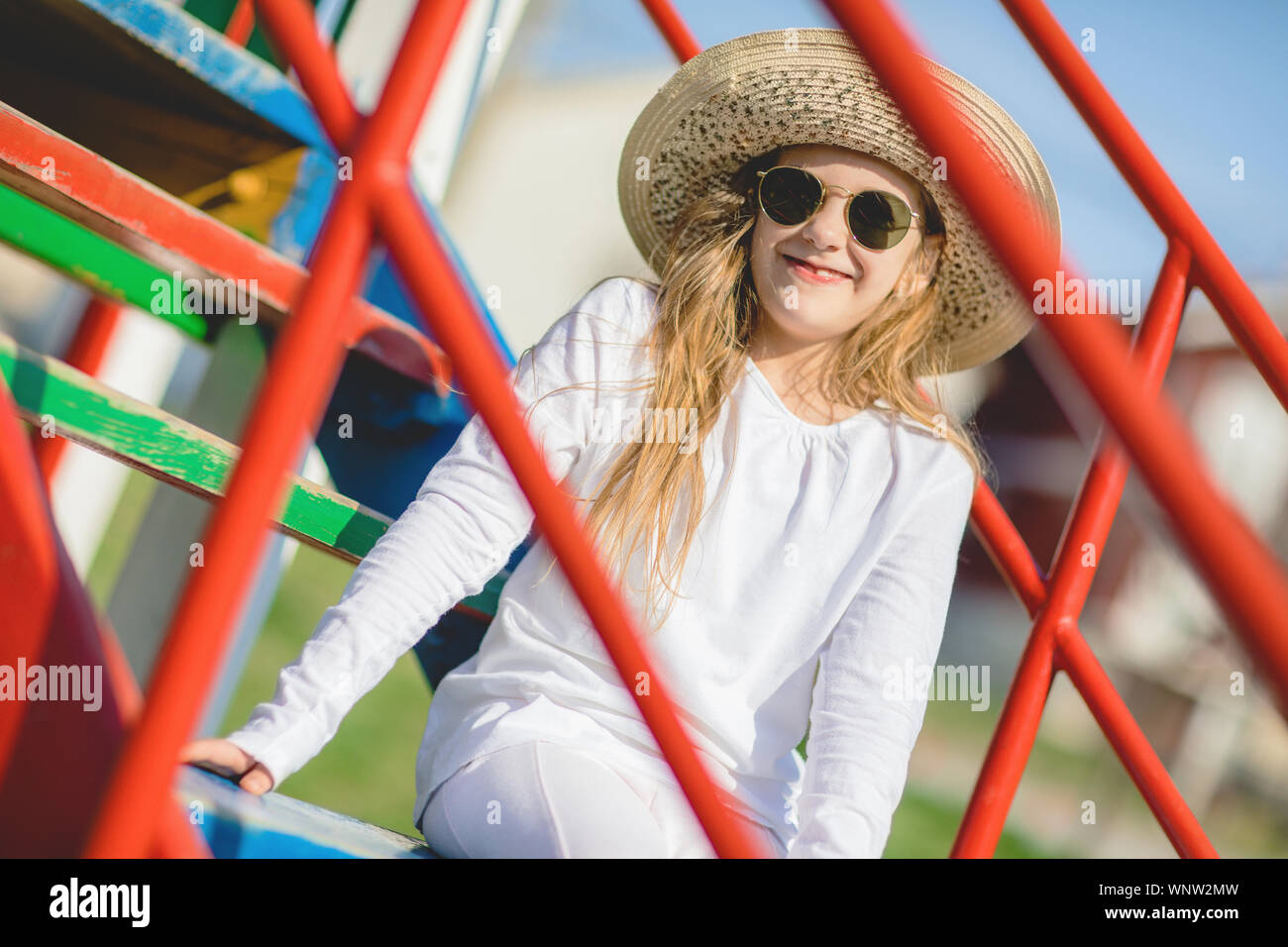 Ritratto di giovane elegante ragazza con occhiali da sole e cappello Foto Stock