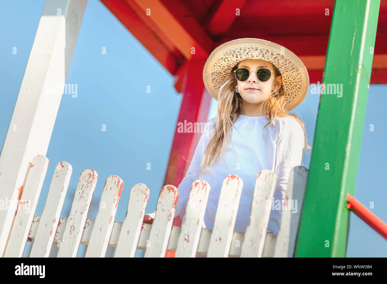 Ritratto di giovane elegante ragazza con occhiali da sole e cappello Foto Stock