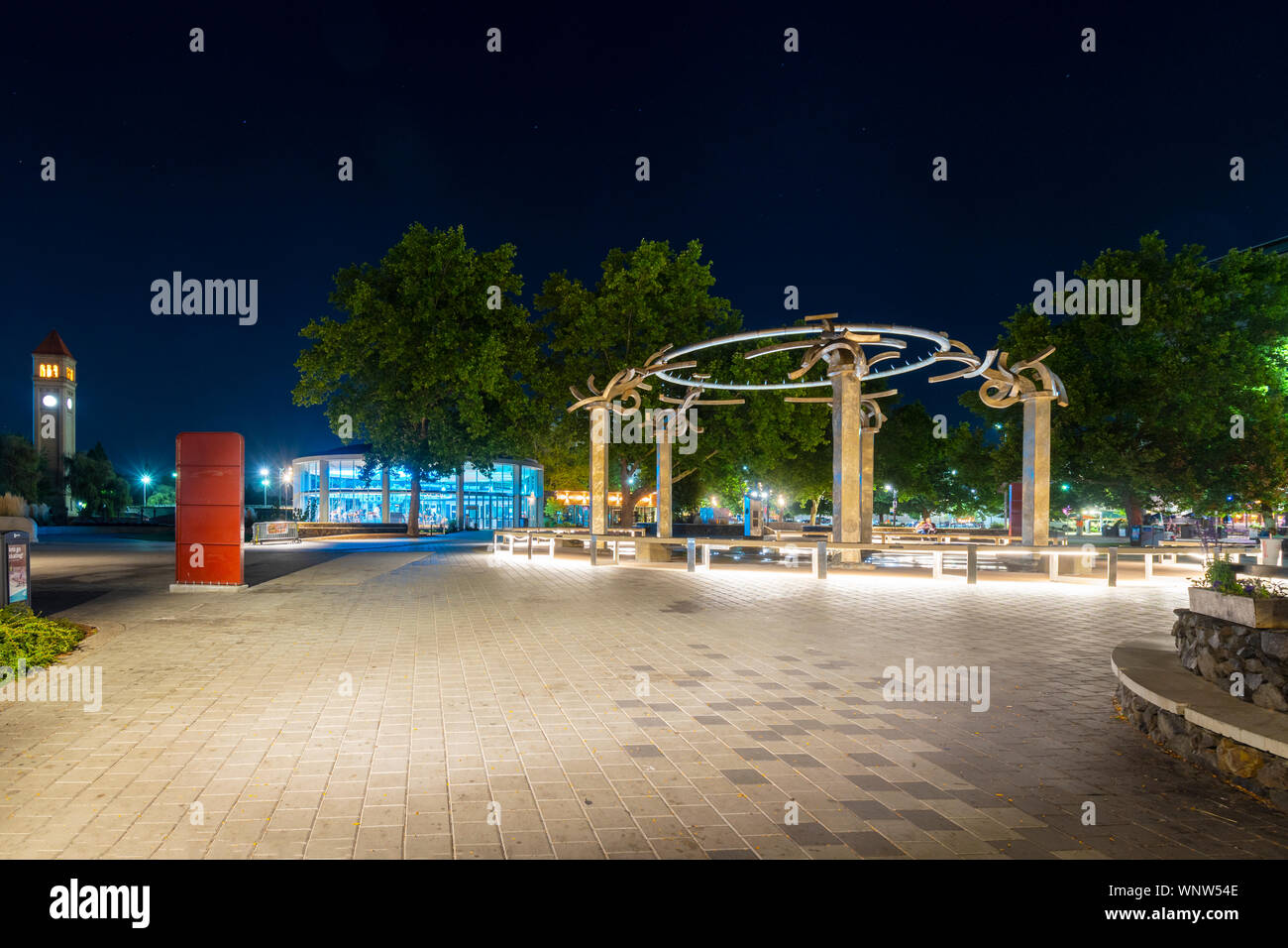 In tarda notte in Riverfront Park con la fontana rotante, giostra Looff e la torre dell orologio lungo il fiume Spokane, in Spokane Washington. Foto Stock