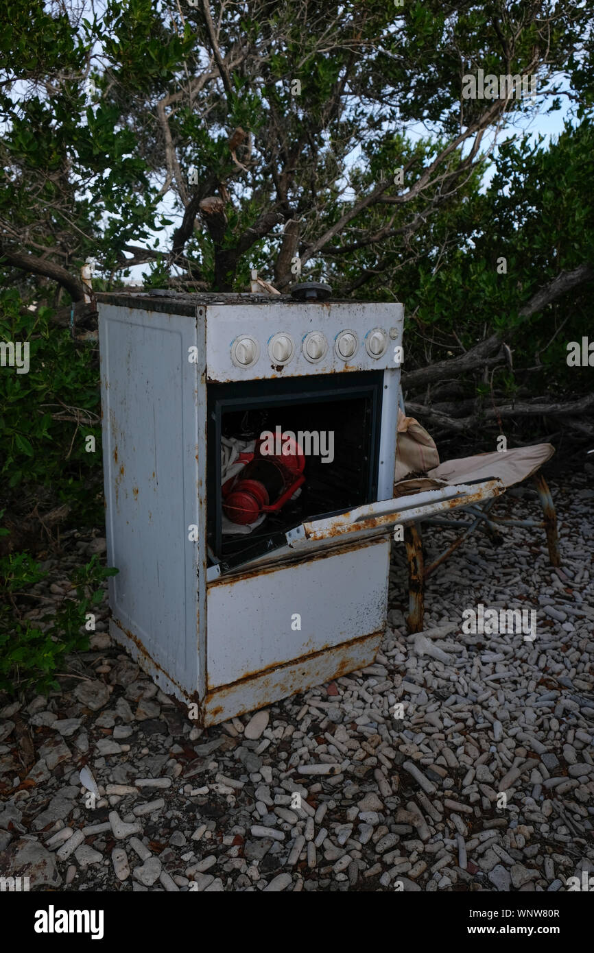 Vecchio Forno arrugginito in esterno con una lanterna rossa all'interno di esso Foto Stock