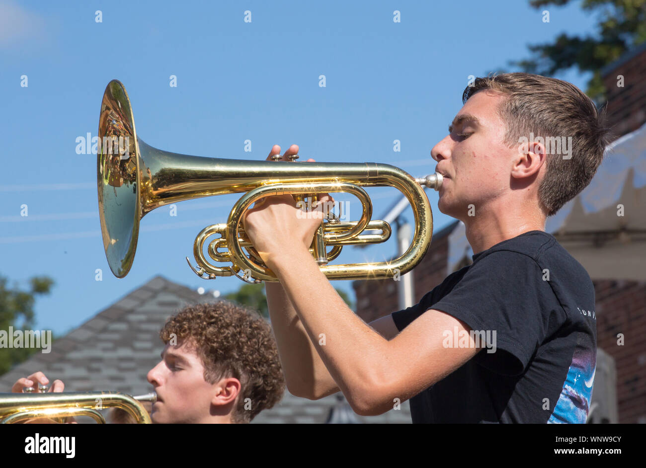 MATTHEWS, NC (USA) - Agosto 31, 2019: un high school marching band corno francese sezione esegue durante la parata del giorno del lavoro tenutosi presso l'annuale "atthew Foto Stock