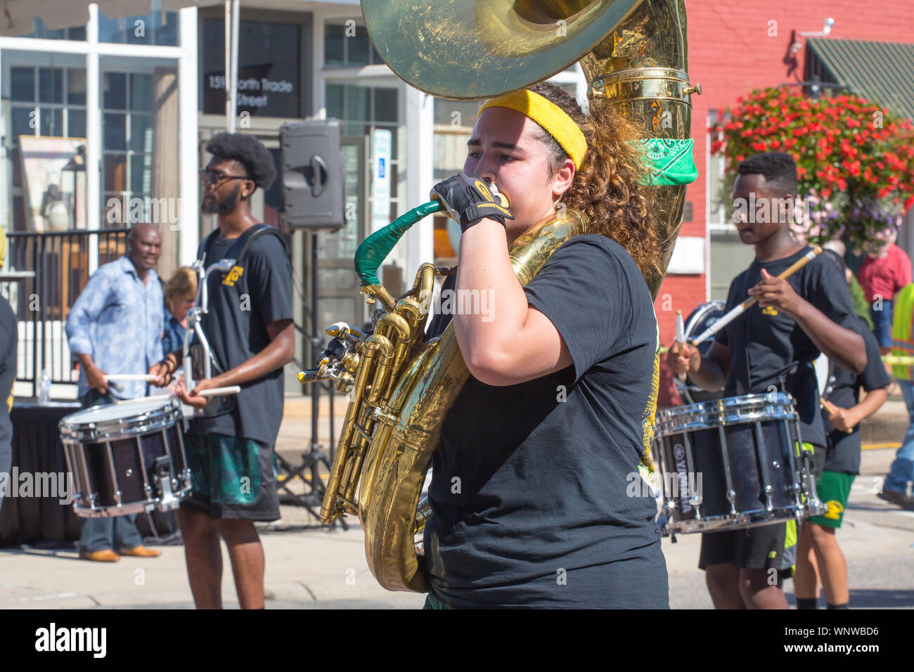 MATTHEWS, NC (USA) - Agosto 31, 2019: un high school Marching Band suona presso la parata del giorno del lavoro tenutasi durante l'annuale 'Matthews Alive' dell'evento. Foto Stock