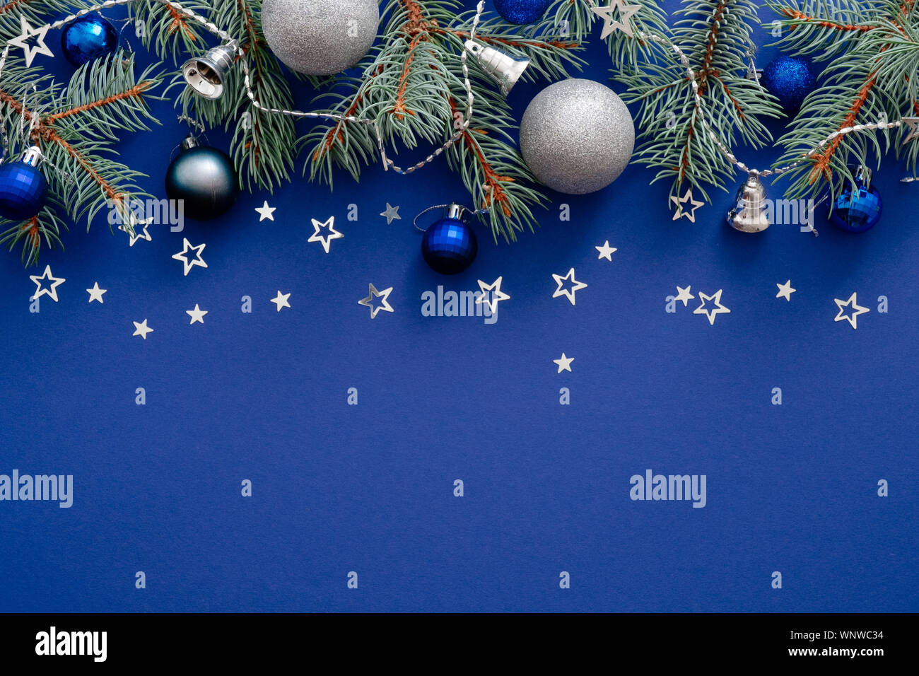 Vacanze di Natale composizione. Le decorazioni di Natale, regali, baubles su sfondo blu scuro con copia spazio. Banner mockup, cartolina. Piatto, laici per Foto Stock