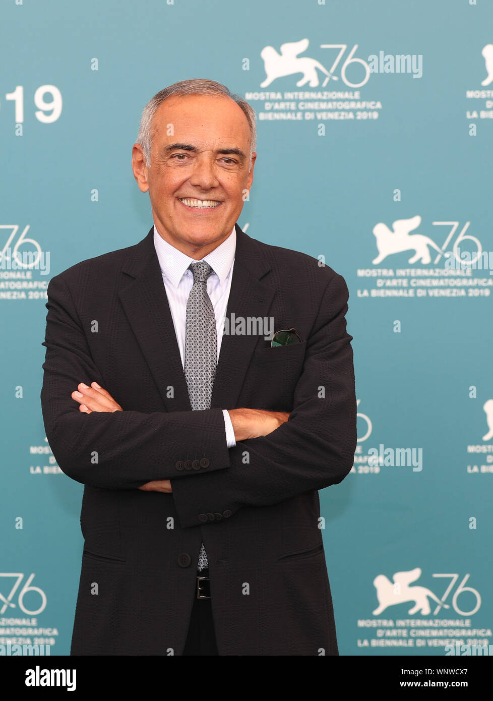 Venezia, Italia. 6 Sep, 2019. Festival del Cinema di Venezia Direttore Alberto Barbera in posa per una foto a Venezia, Italia, che il 28 agosto, 2019. L'evoluzione digitale sta portando la trasformazione più profonda nella storia del cinema, il Festival del Cinema di Venezia Direttore Alberto Barbera Xinhua ha detto in un intervista alla corso 76th edition. Credito: Cheng Tingting/Xinhua/Alamy Live News Foto Stock