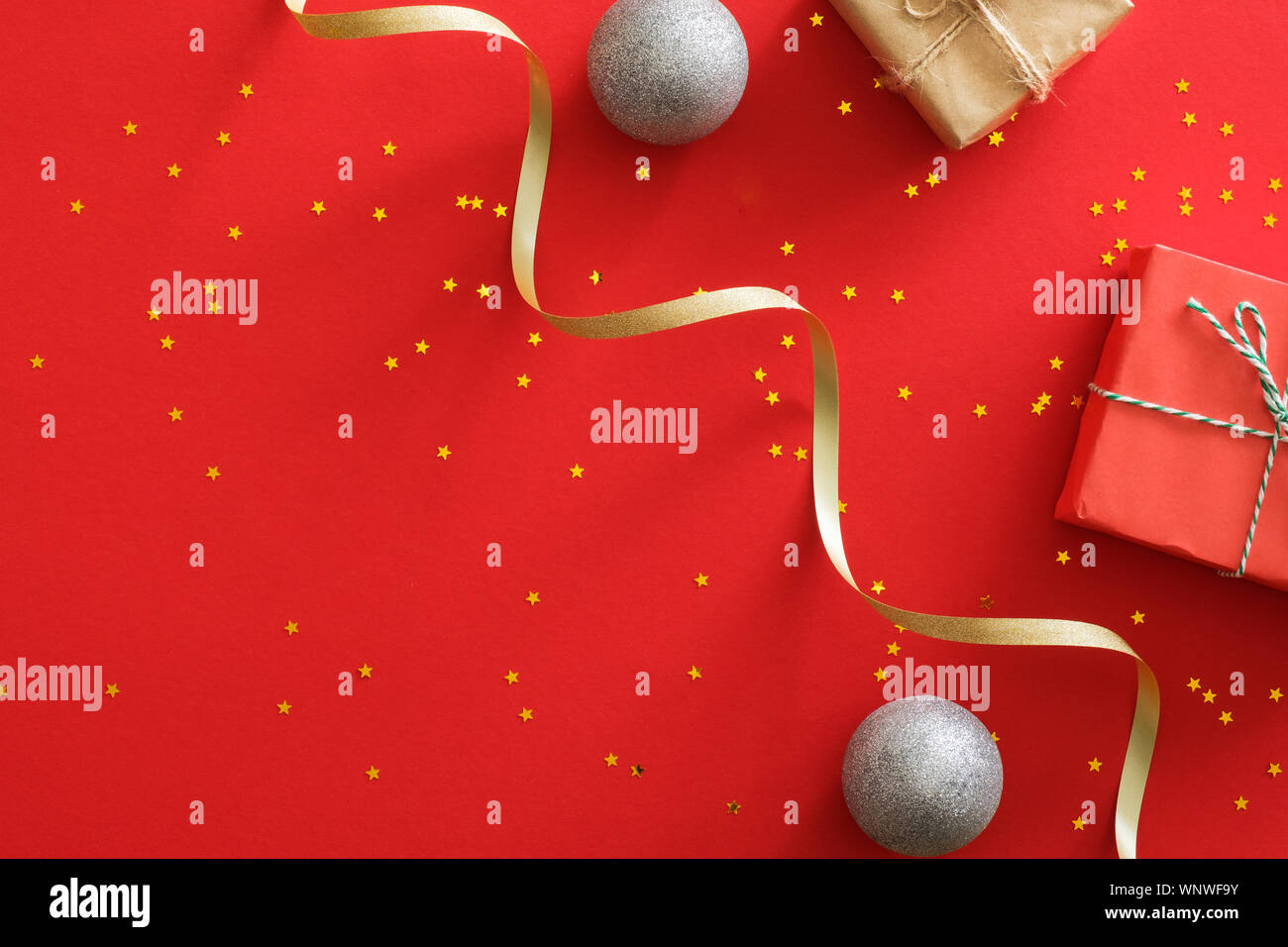 Banner di natale. Background design Natale di avvolgere i regali box, glitter oro coriandoli, argento baubles sfere, festosa nastro. Poster di Natale, il messaggio di saluto Foto Stock