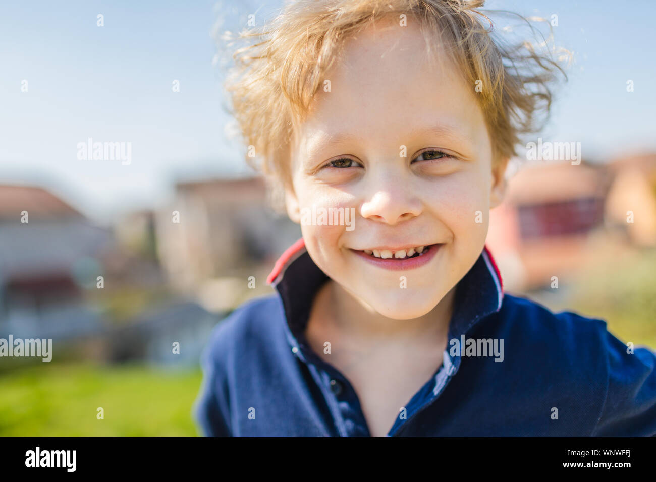 Ritratto di giovane ragazzo che sorride Foto Stock