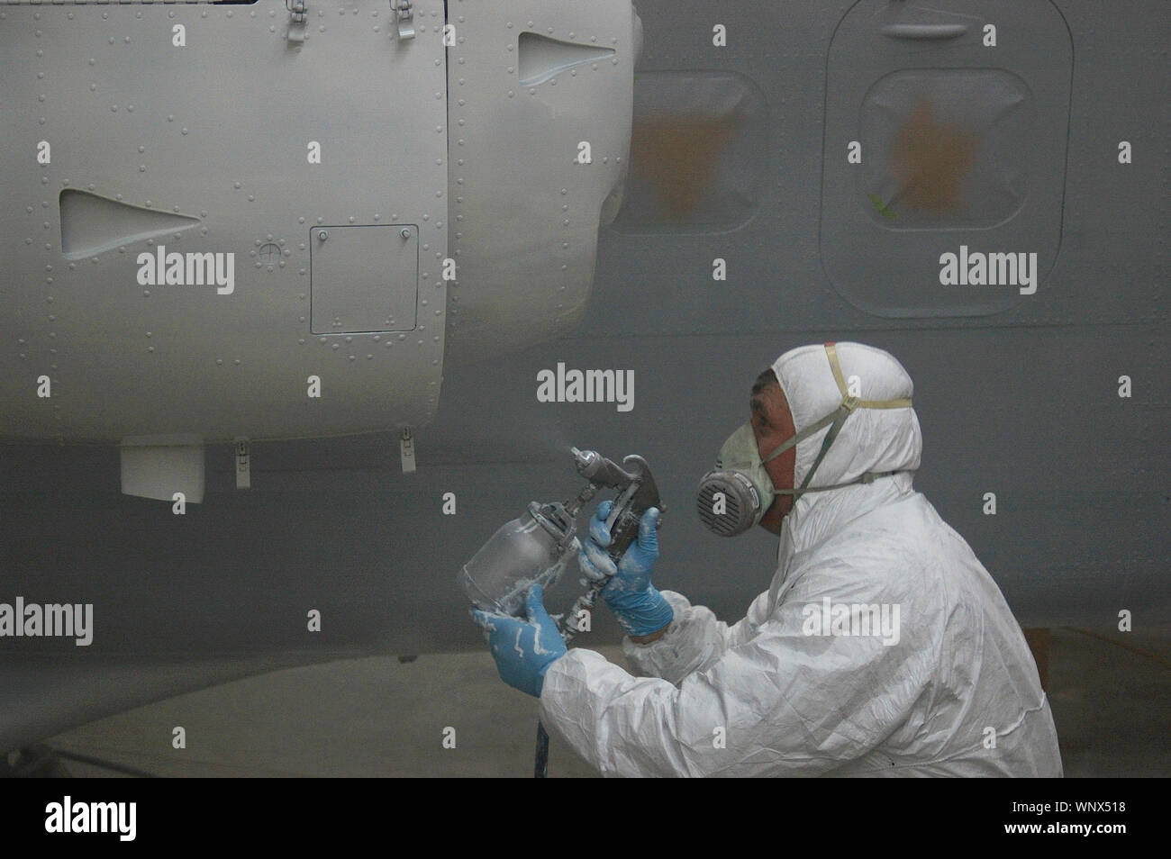 Tradesman spruzza il motore su un Dornier 228 aeromobili Foto Stock