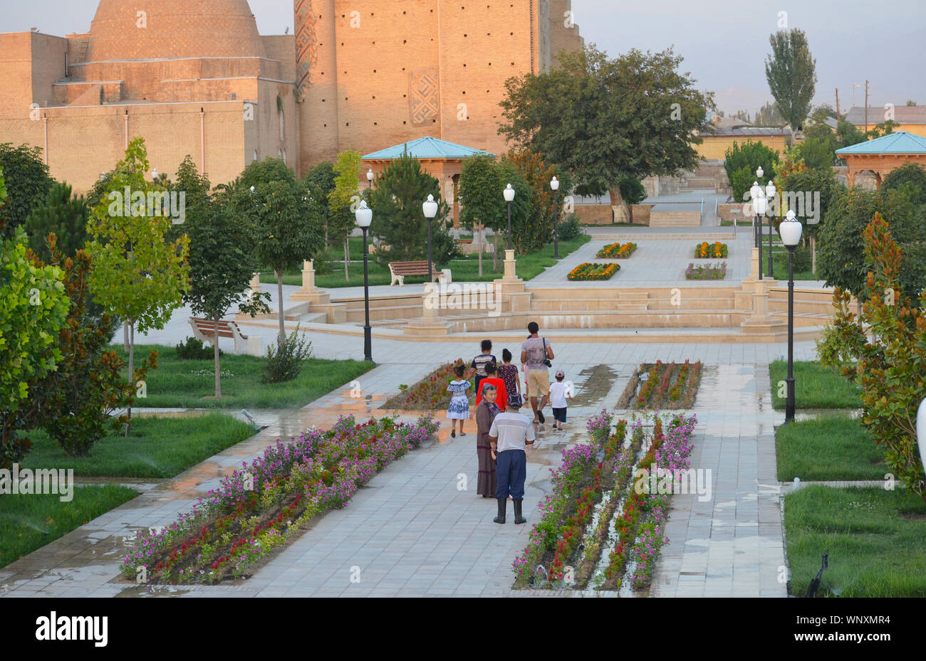 Un parco pubblico di Shakhrisabzb (sud della Uzbekistan), vicino il Amir Timur statua e il palazzo Ak-Saray. Foto Stock